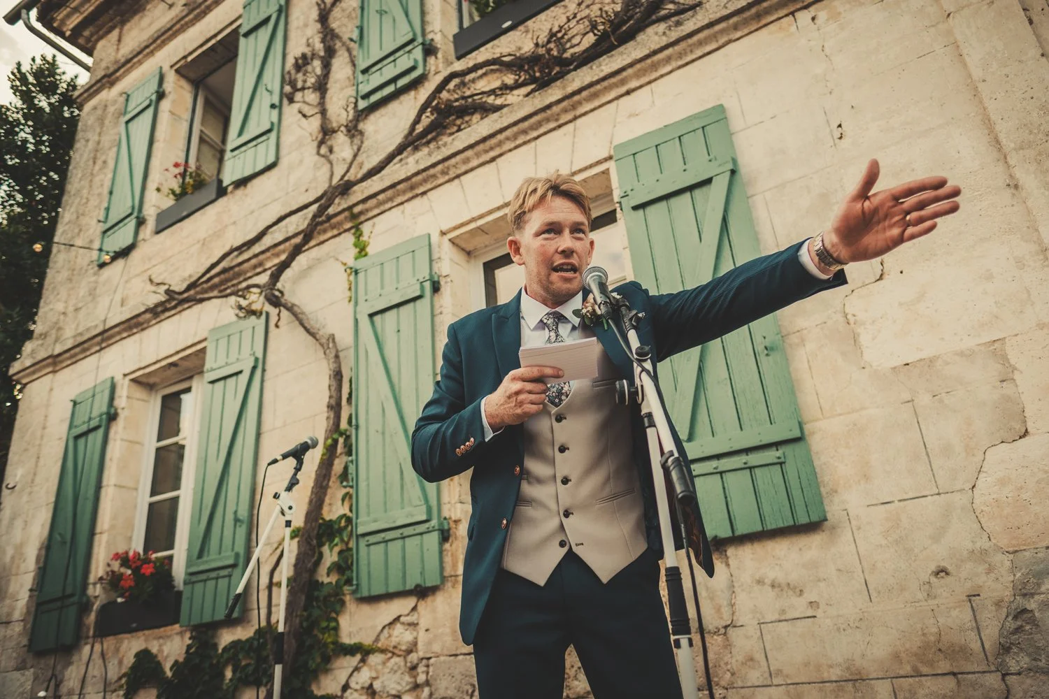groom giving speech emotional wedding dinner