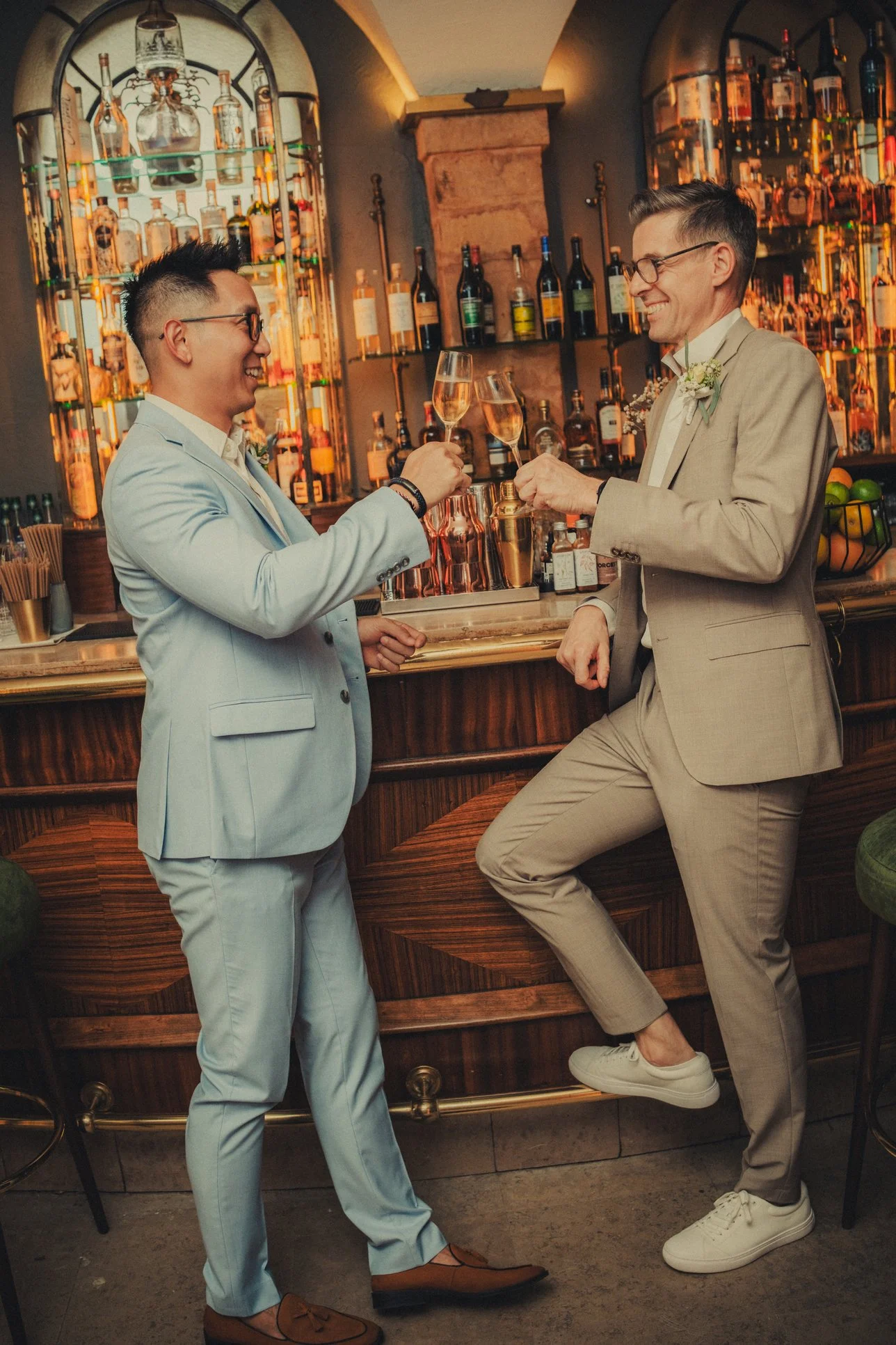 Les mariés trinquent au champagne avec leurs proches après la cérémonie à Lyon