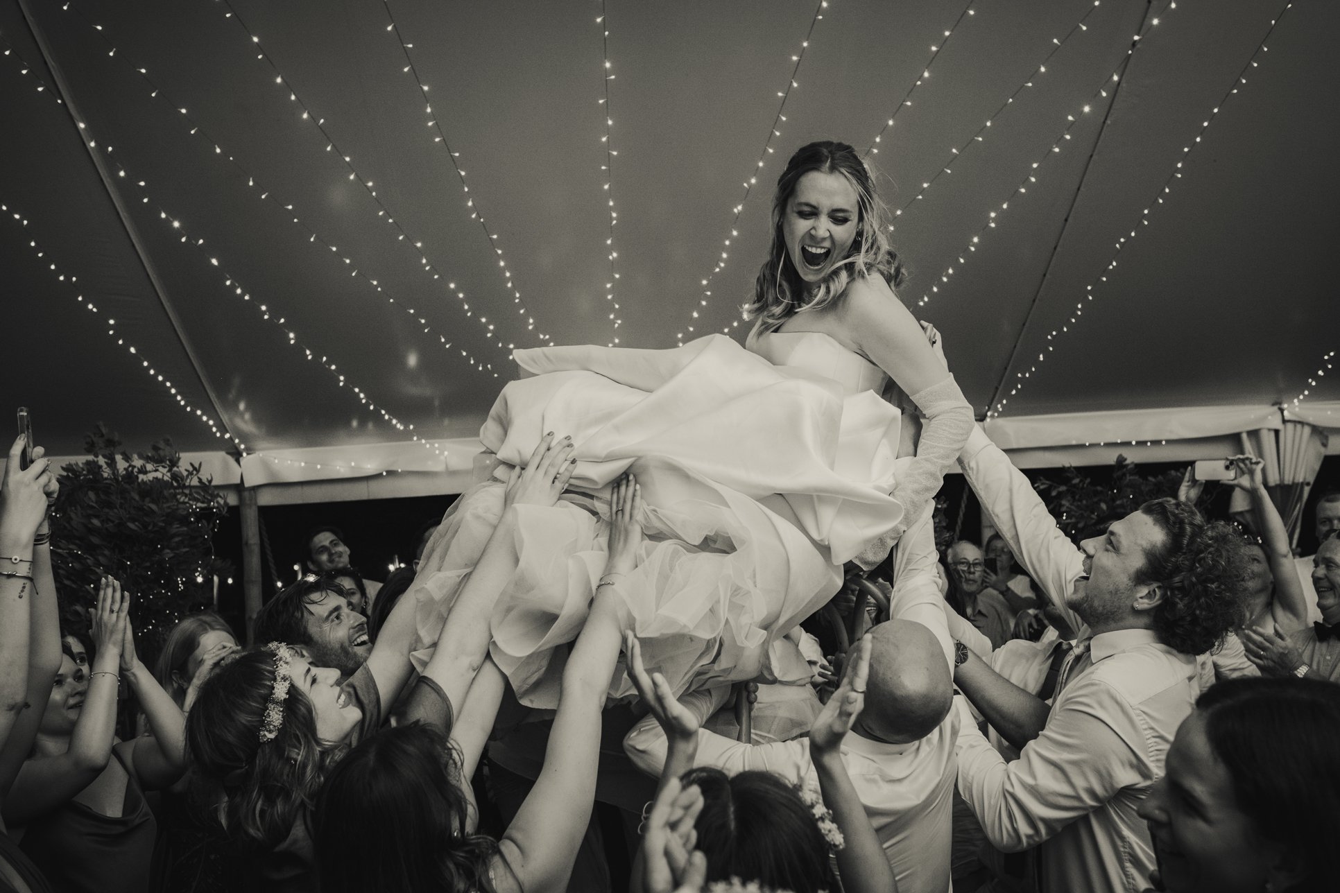 Moment festif où les amis soulèvent la mariée lors d’un mariage en Provence