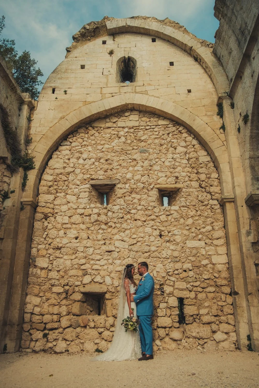 Couple photo at the ancient ruins of Domaine de Sarson in Provence