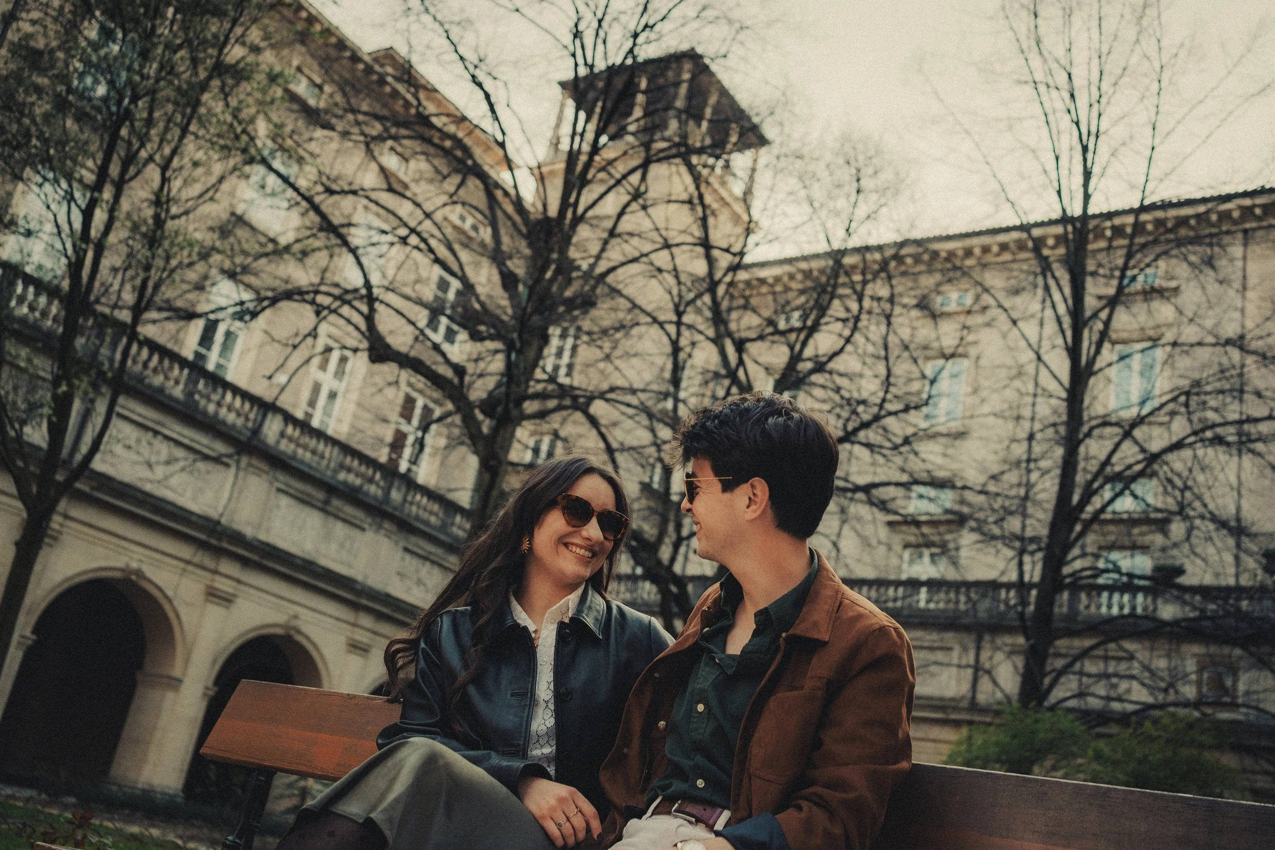 Couple assis sur un banc dans le jardin de Musée des Beaux-Arts de Lyon, ambiance romantique en ville.