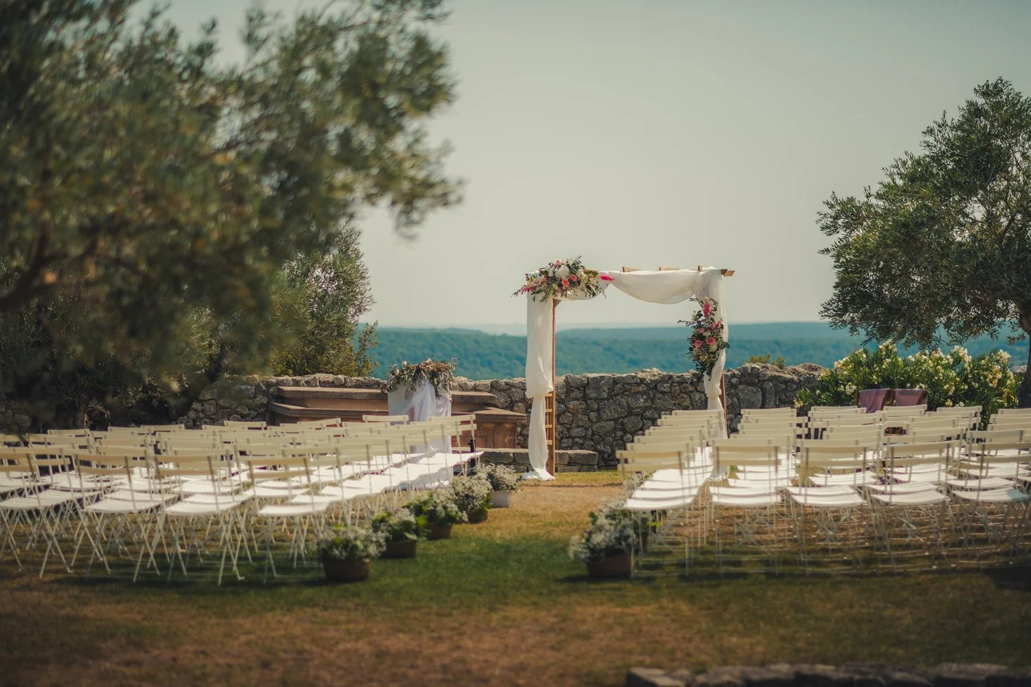lieu de cérémonie laïque avec vue sur les collines au Domaine de Sarson en Drôme Provençale