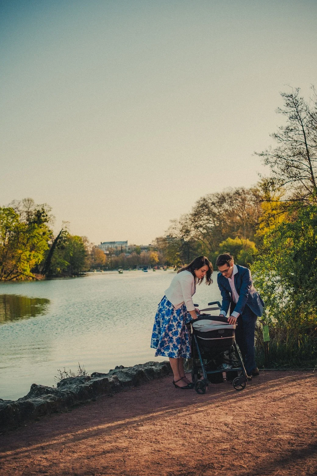 Parents tenant leur bébé ensemble dans le parc de la Tête d’Or pendant une séance photo famille à Lyon