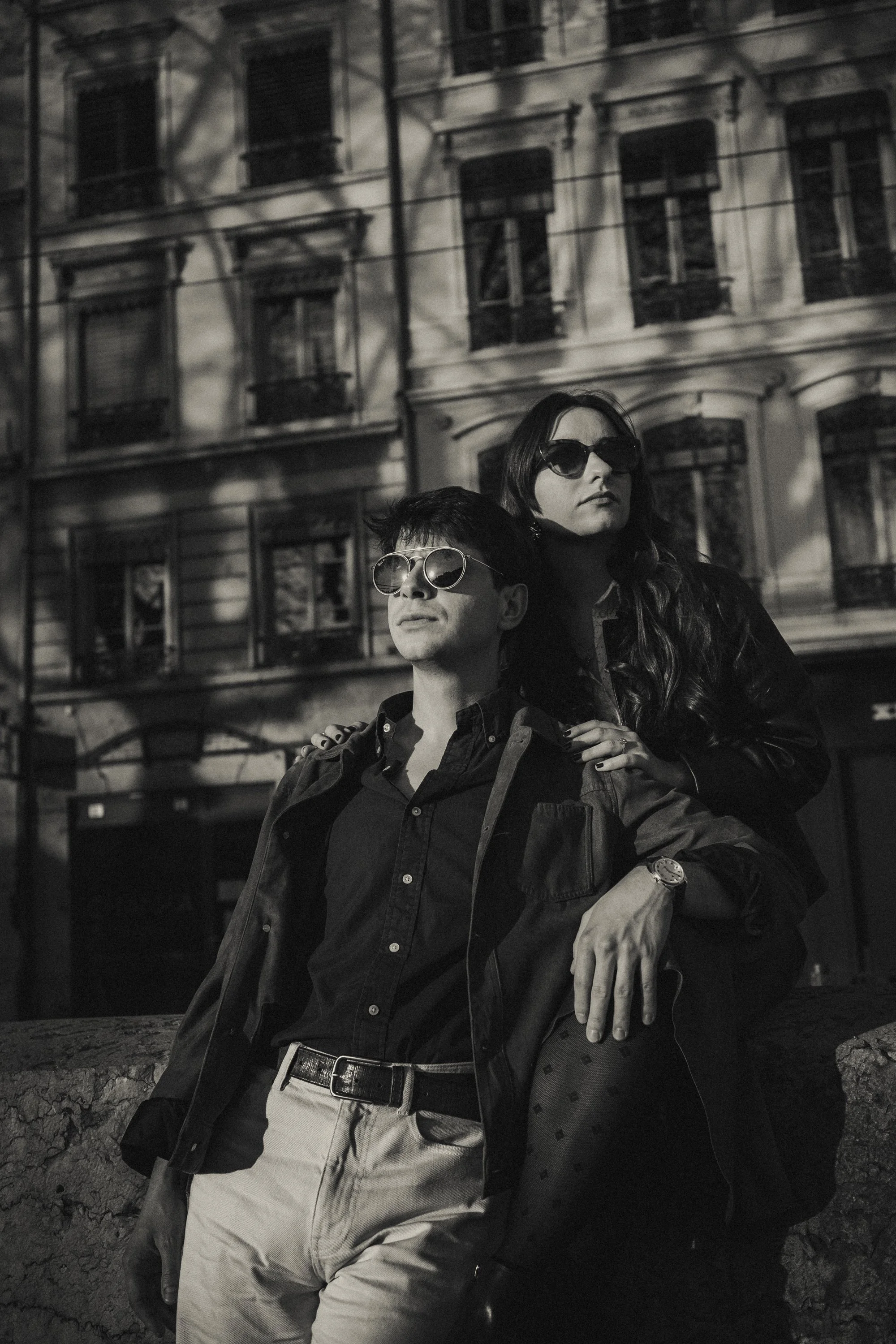 Futurs mariés avec lunettes de soleil ambiance urbaine à Lyon.
