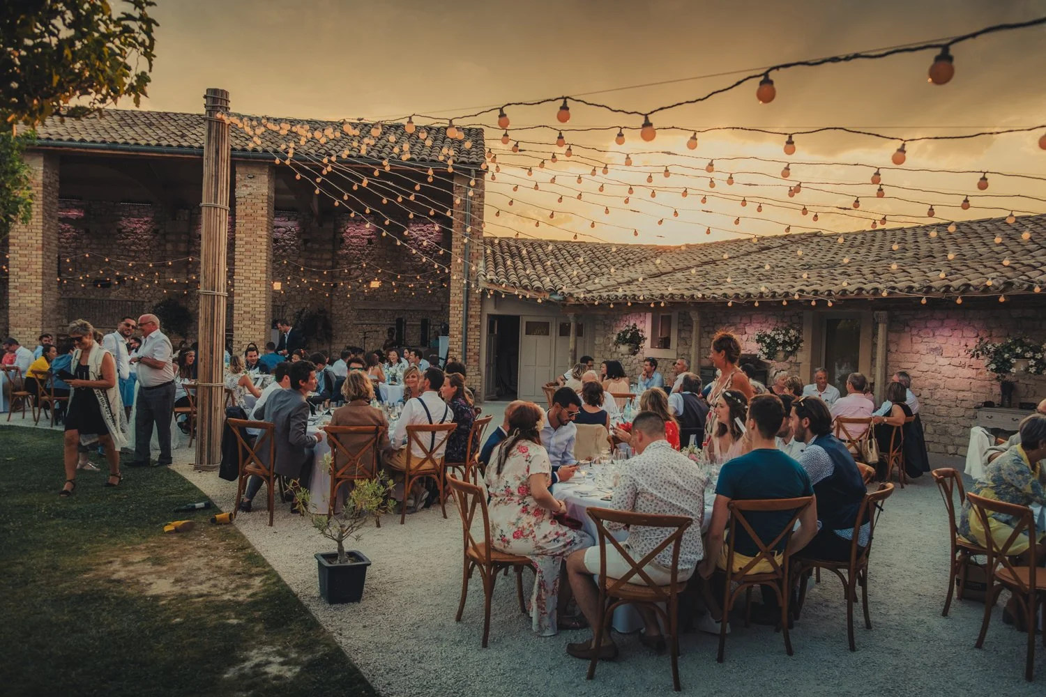 invités profitant du dîner de mariage sous les guirlandes lumineuses au Domaine de Sarson