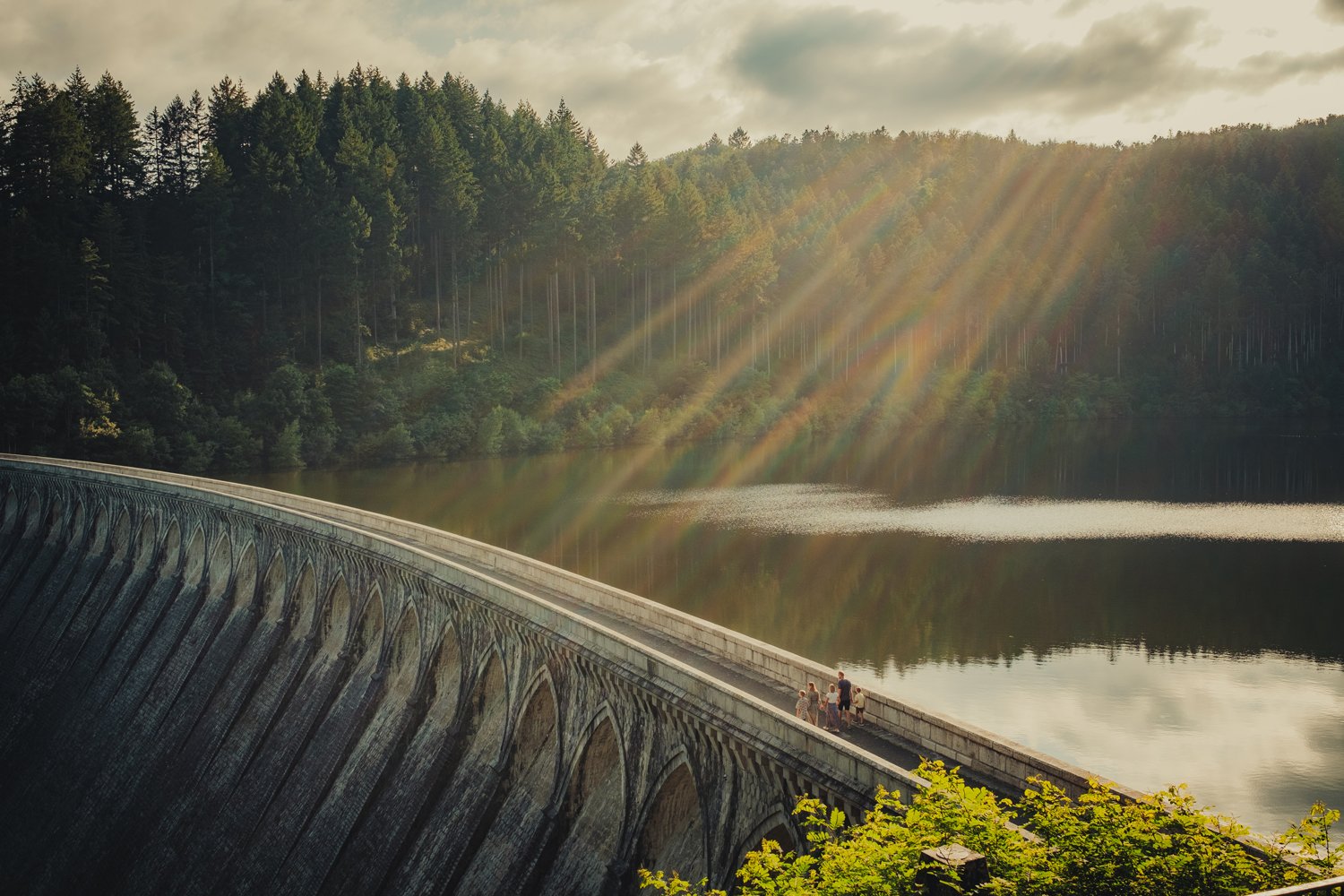 Famille marchant ensemble au barrage de Renaison près de Roanne pendant une séance photo famille
