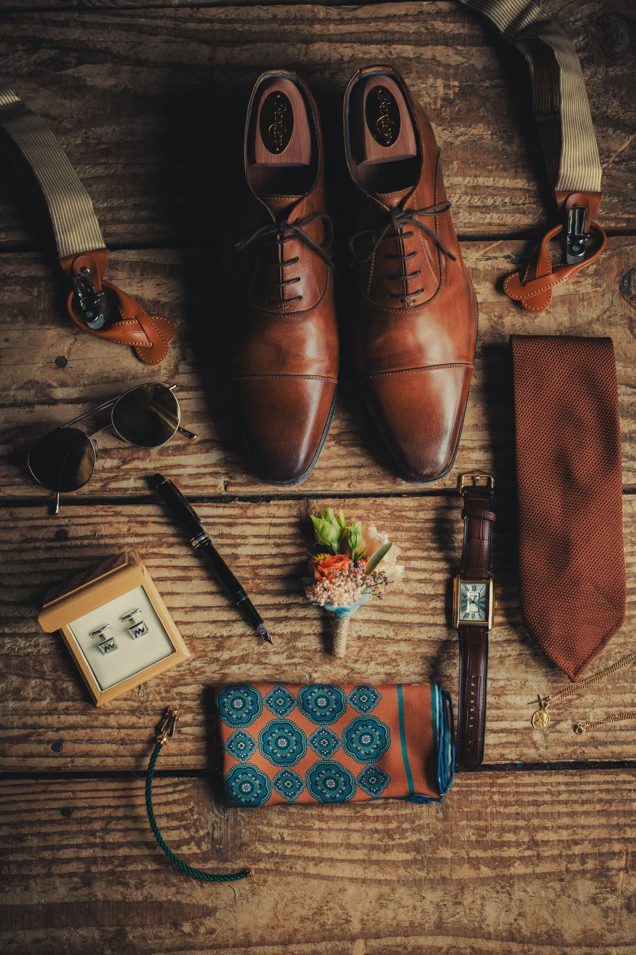 Flatlay des accessoires du marié pour un mariage au Domaine des Rives