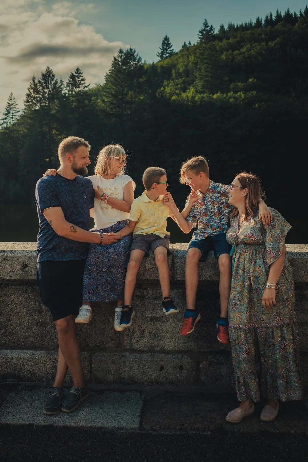 Enfants jouant et taquinant leurs parents pendant une séance photo famille naturelle à Roanne