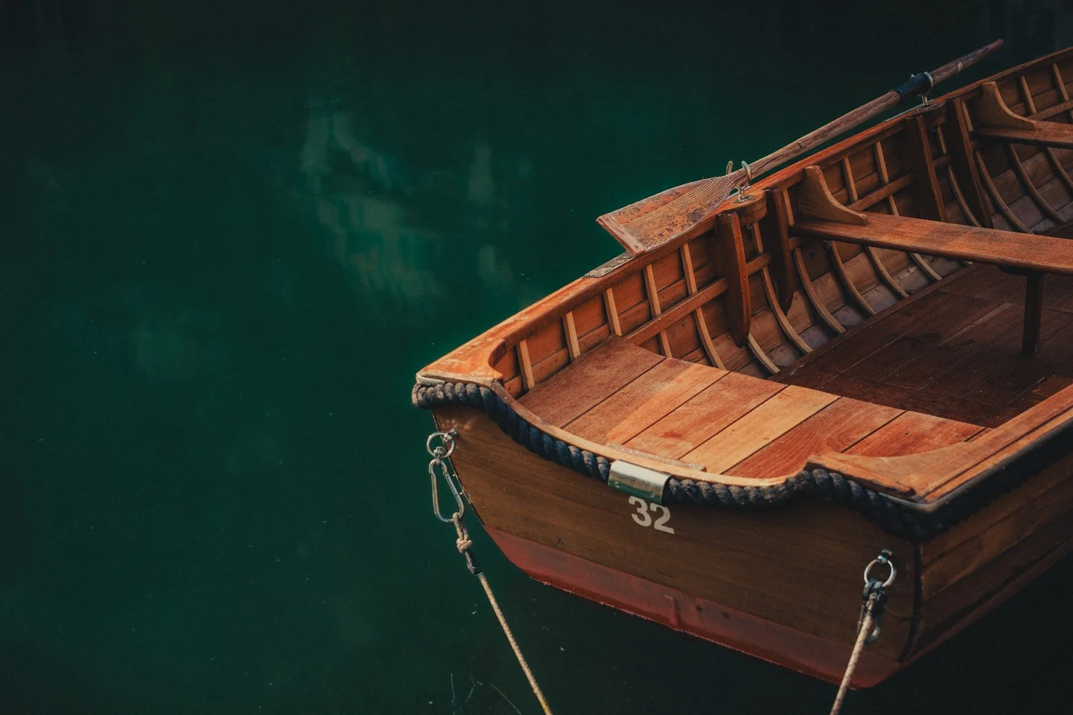 Lago di Braies elopement photographer capturing couple in boat