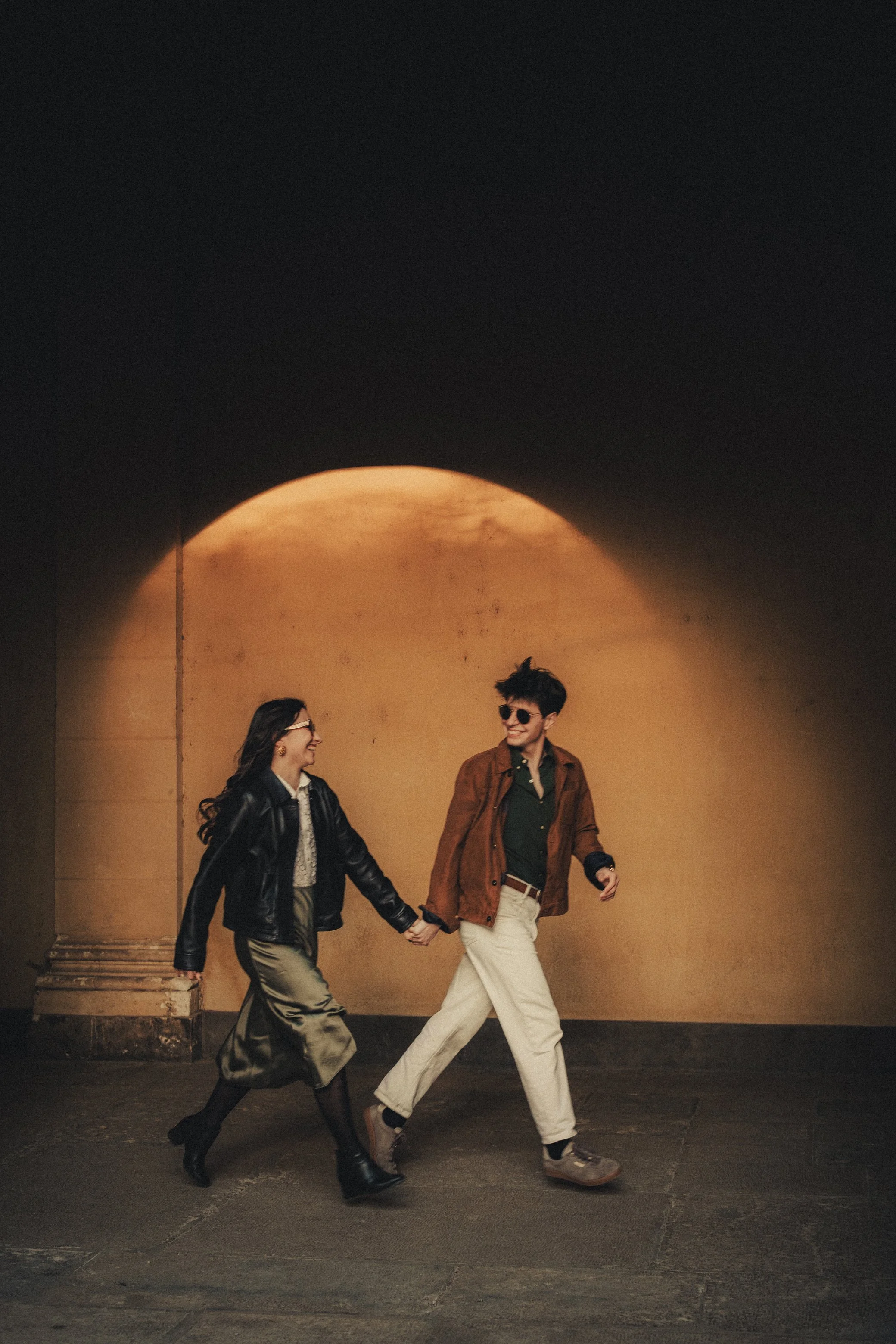 Couple courant dans le jardin de Musée des Beaux-Arts de Lyon pendant une séance engagement urbaine.