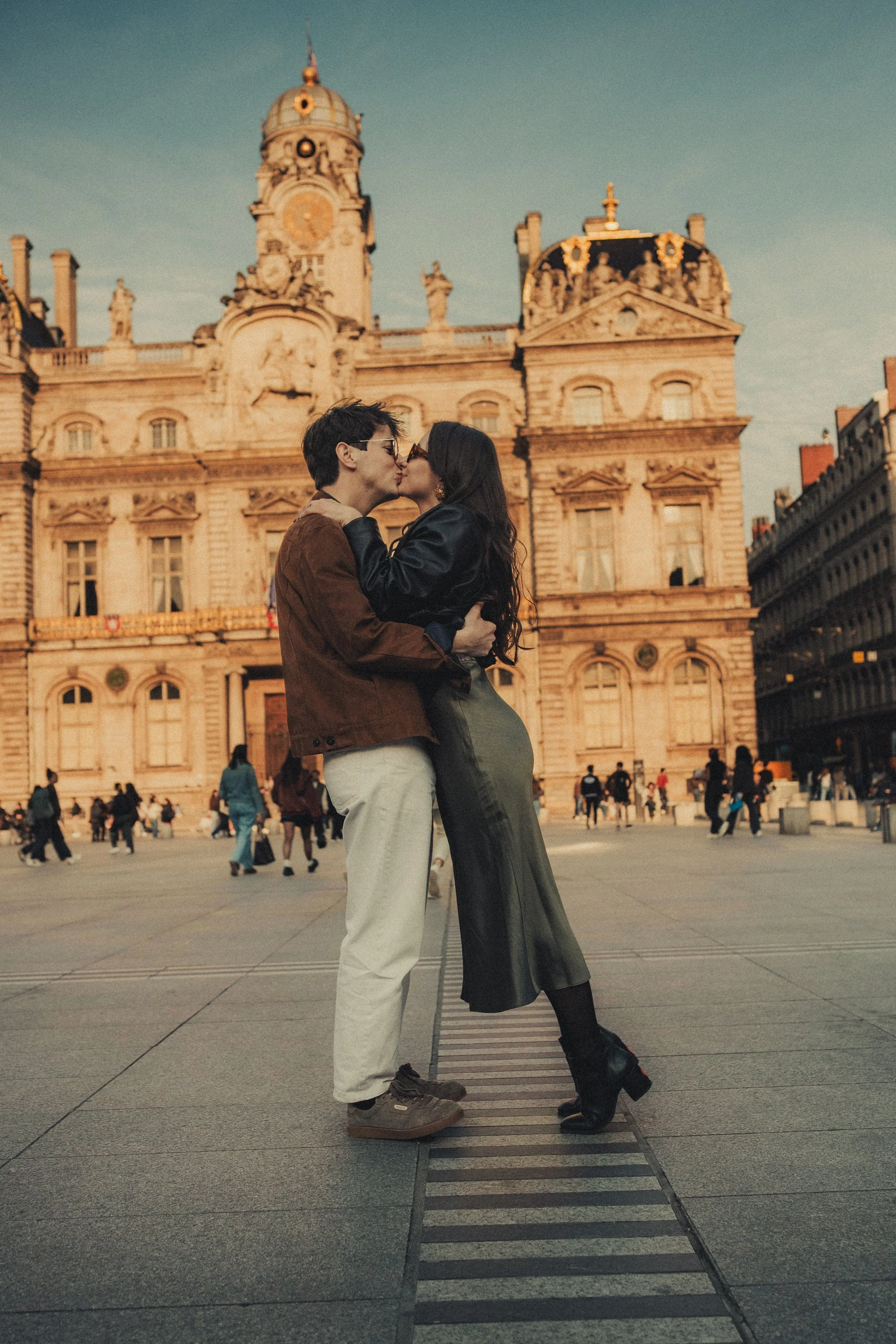 photographe engagement capturé le couple devant l’Hôtel de Ville de Lyon lors d’une séance engagement en centre-ville.