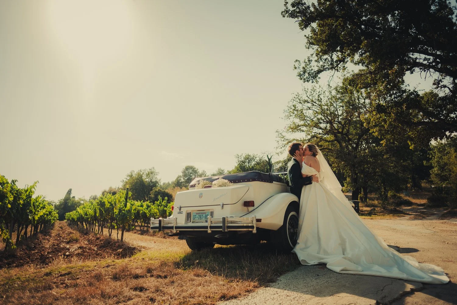 Couple de mariés au coucher du soleil dans les vignes au Domaine Les Mûriers en Provence