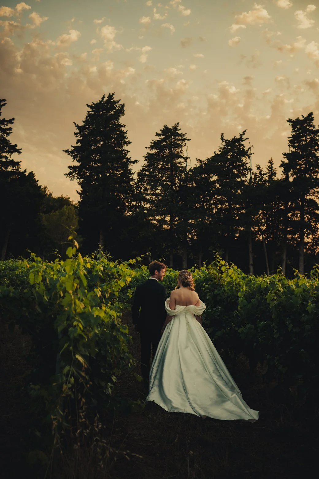 Mariage au Domaine Les Mûriers en Provence – Joséphine et Valentin dans les vignes au coucher du soleil