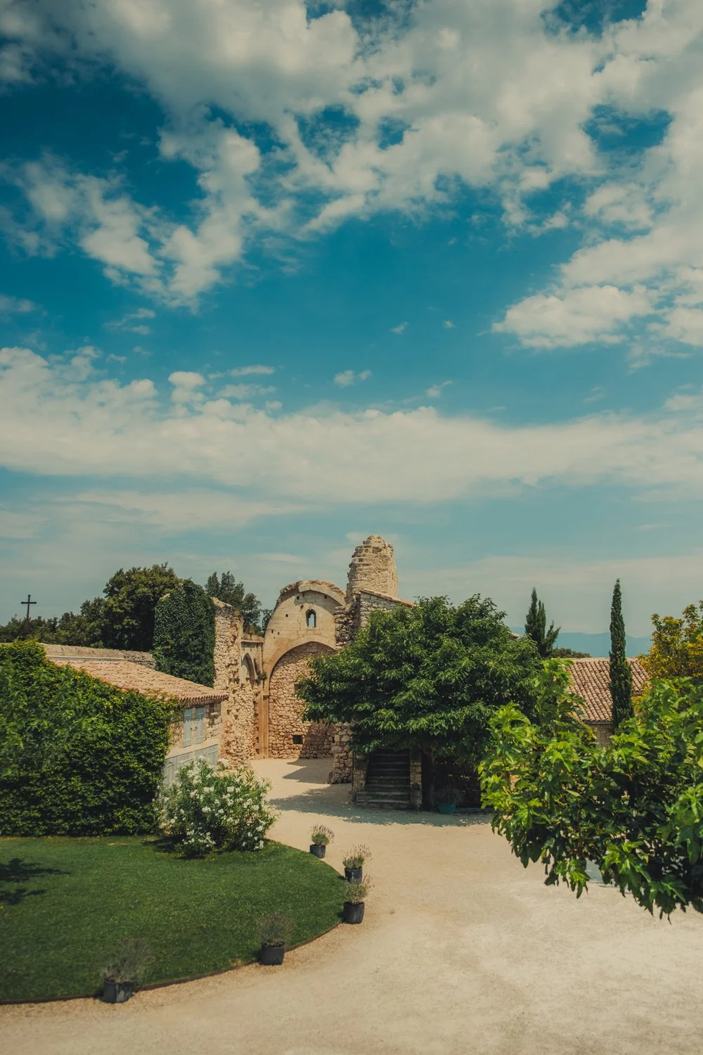vue large des ruines du Domaine de Sarson entourées de nature en Provence