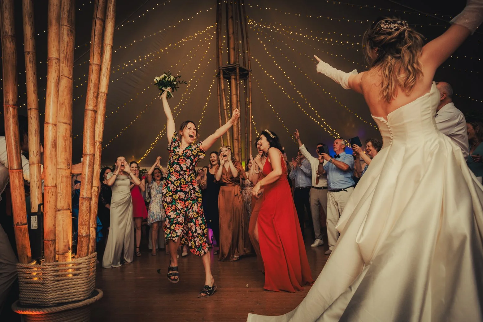 Bride throwing bouquet during dinner at Domaine les Muriers.