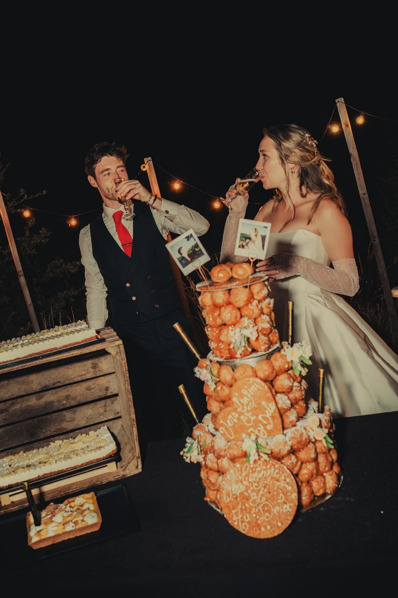 Couple trinquant au champagne pendant la réception au Domaine Les Mûriers