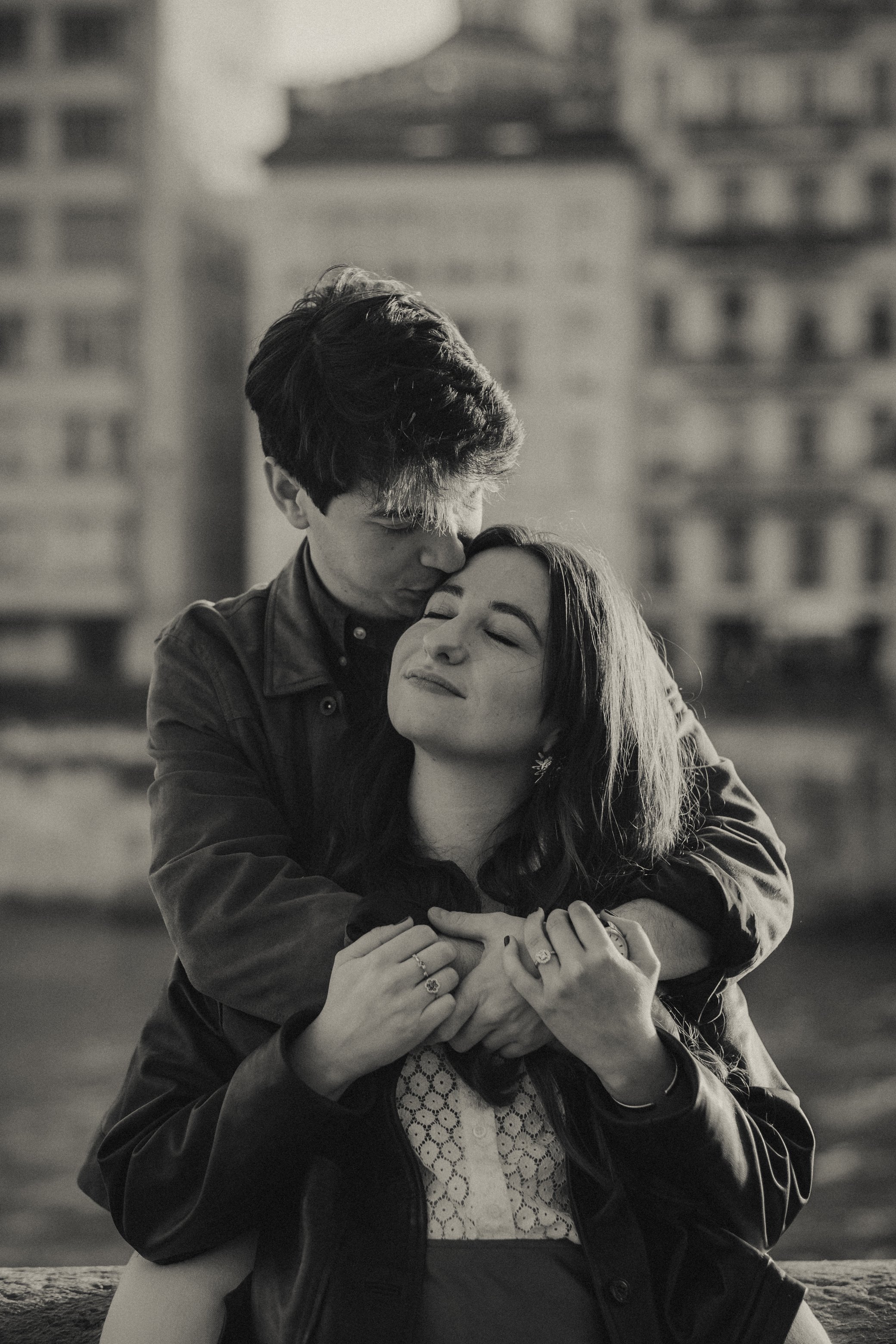 Gros plan couple regard tendre pendant séance engagement à Lyon.