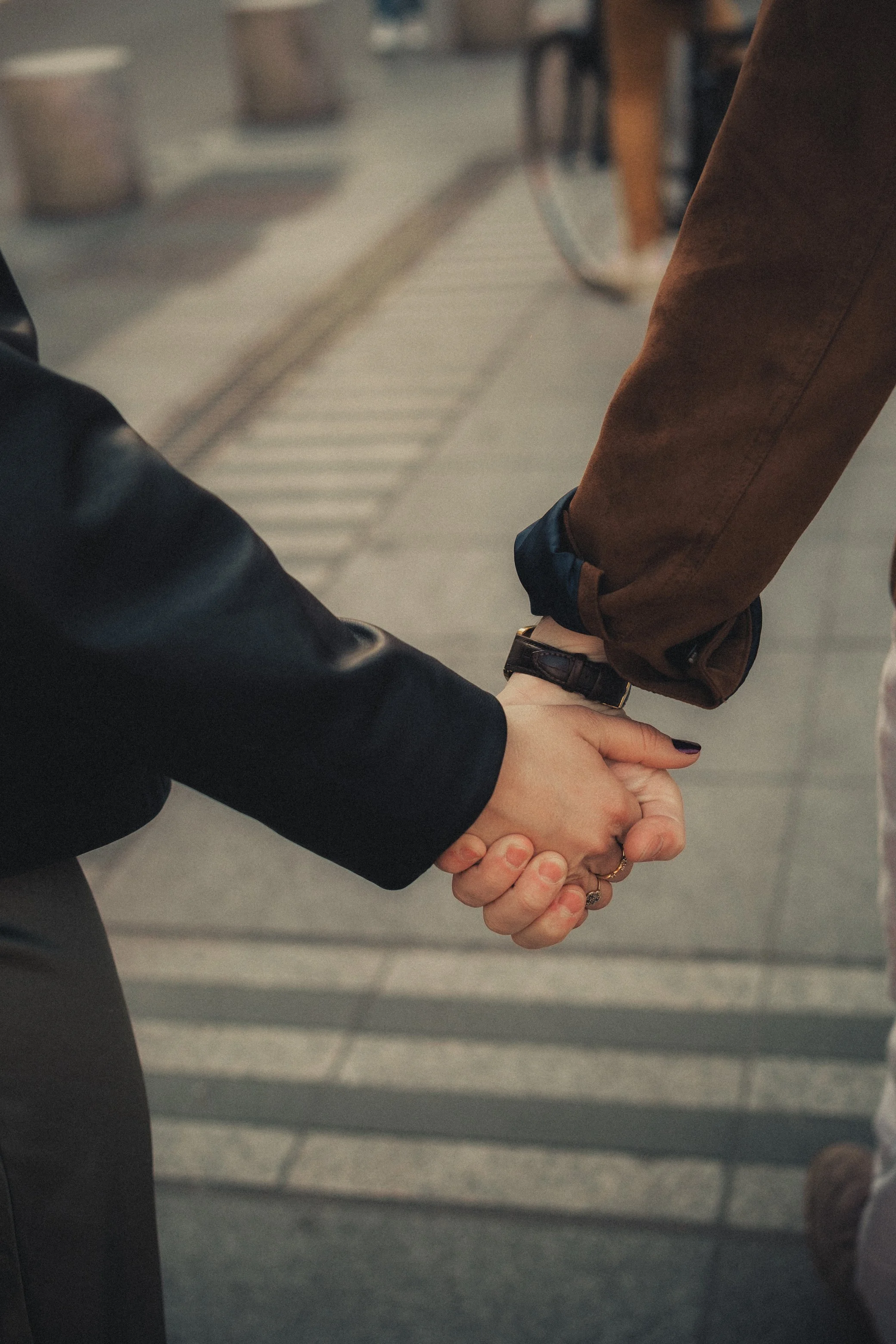 Gros plan des mains du couple se tenant pendant une séance engagement à Lyon.