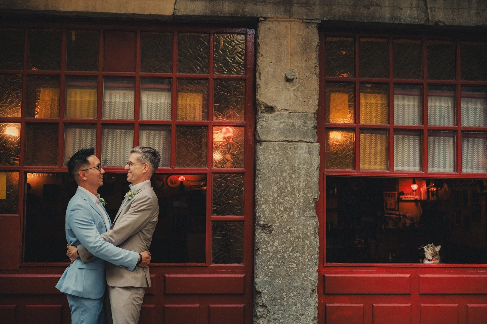 Couple de mariés marchant dans le Vieux Lyon après leur mariage civil – photographe mariage LGBTQ+ Lyon