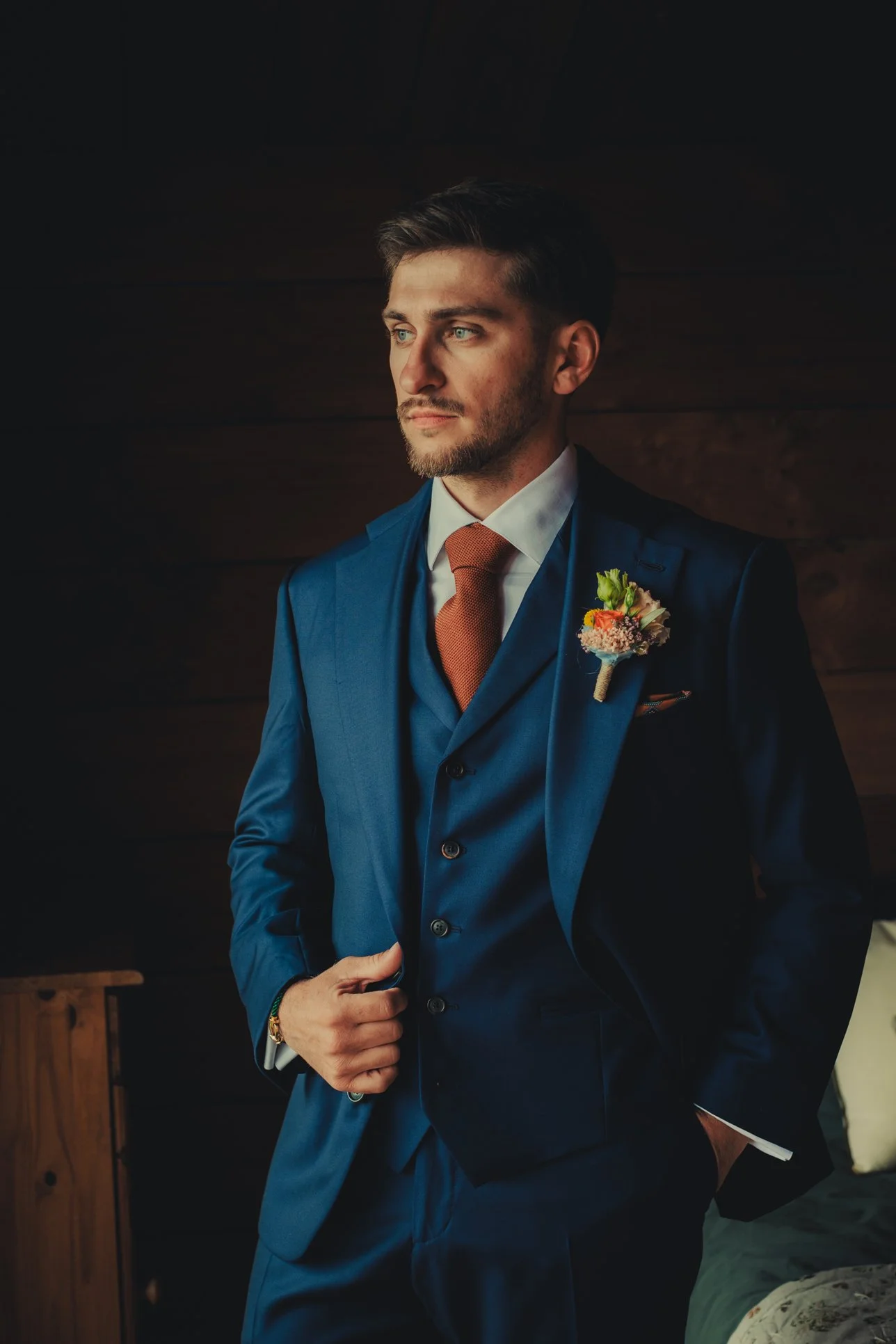 Portrait élégant du marié en costume pendant les préparatifs au Domaine des Rives