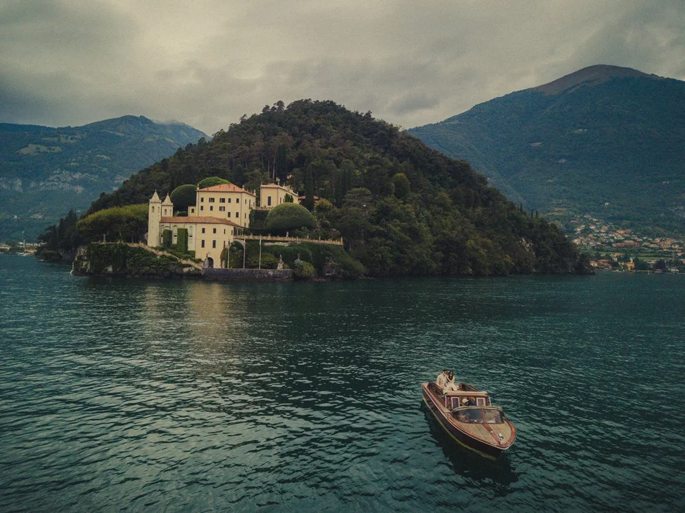 Engagement photographer capturing a couple at Villa del Balbianello.