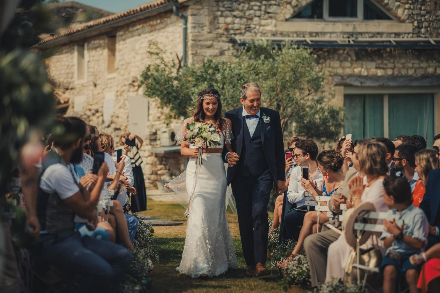 entrée de la mariée lors d’une cérémonie laïque au Domaine de Sarson en Provence