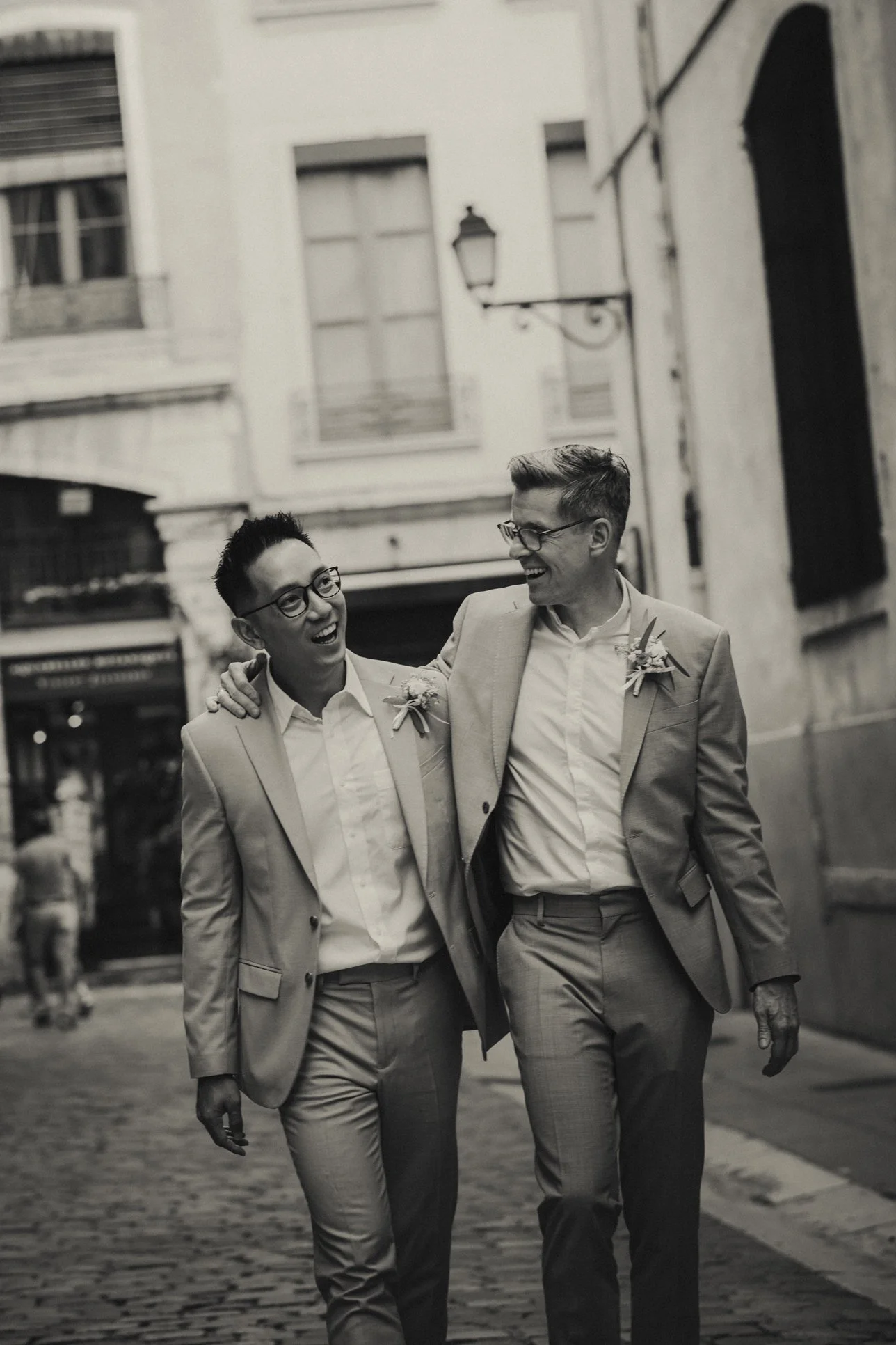 Couple de mariés marchant enlacés dans une rue du Vieux Lyon