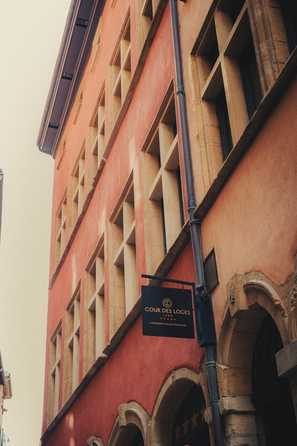 Façade historique de la Cour des Loges dans le Vieux Lyon