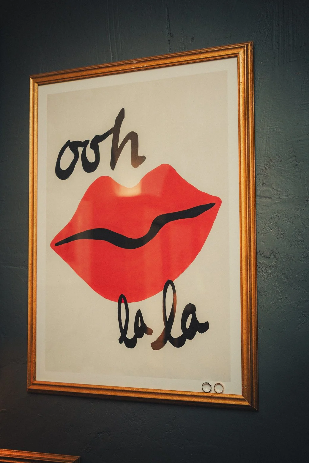 Détail des alliances de mariage posées près d’un cadre photo