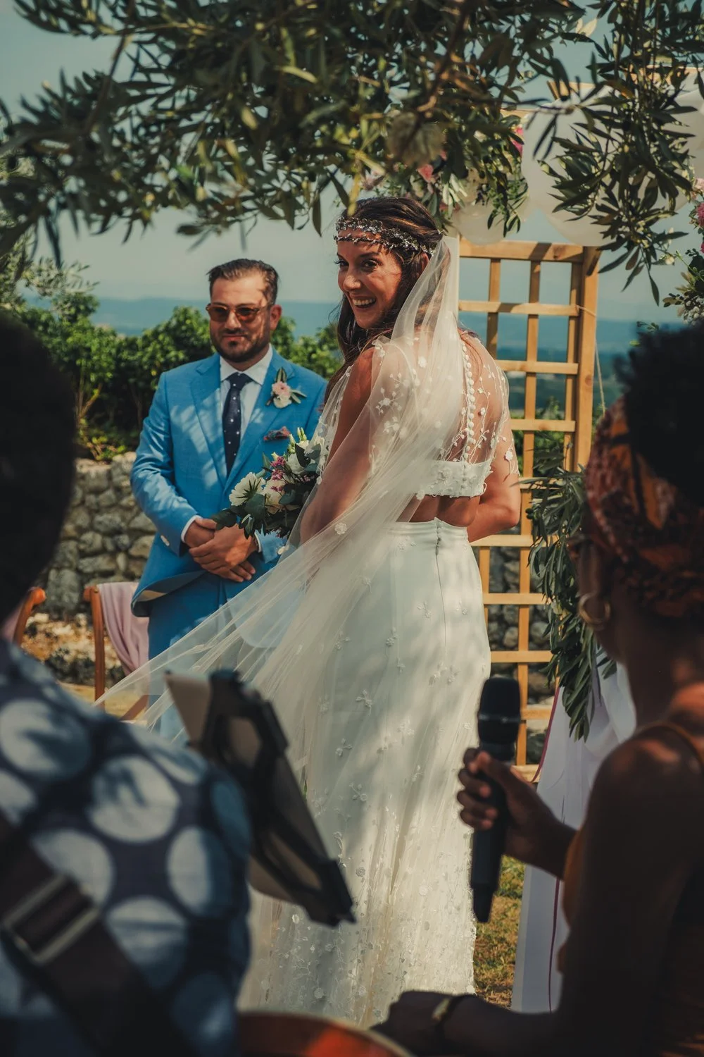 moment d’émotion entre les mariés pendant la cérémonie au Domaine de Sarson