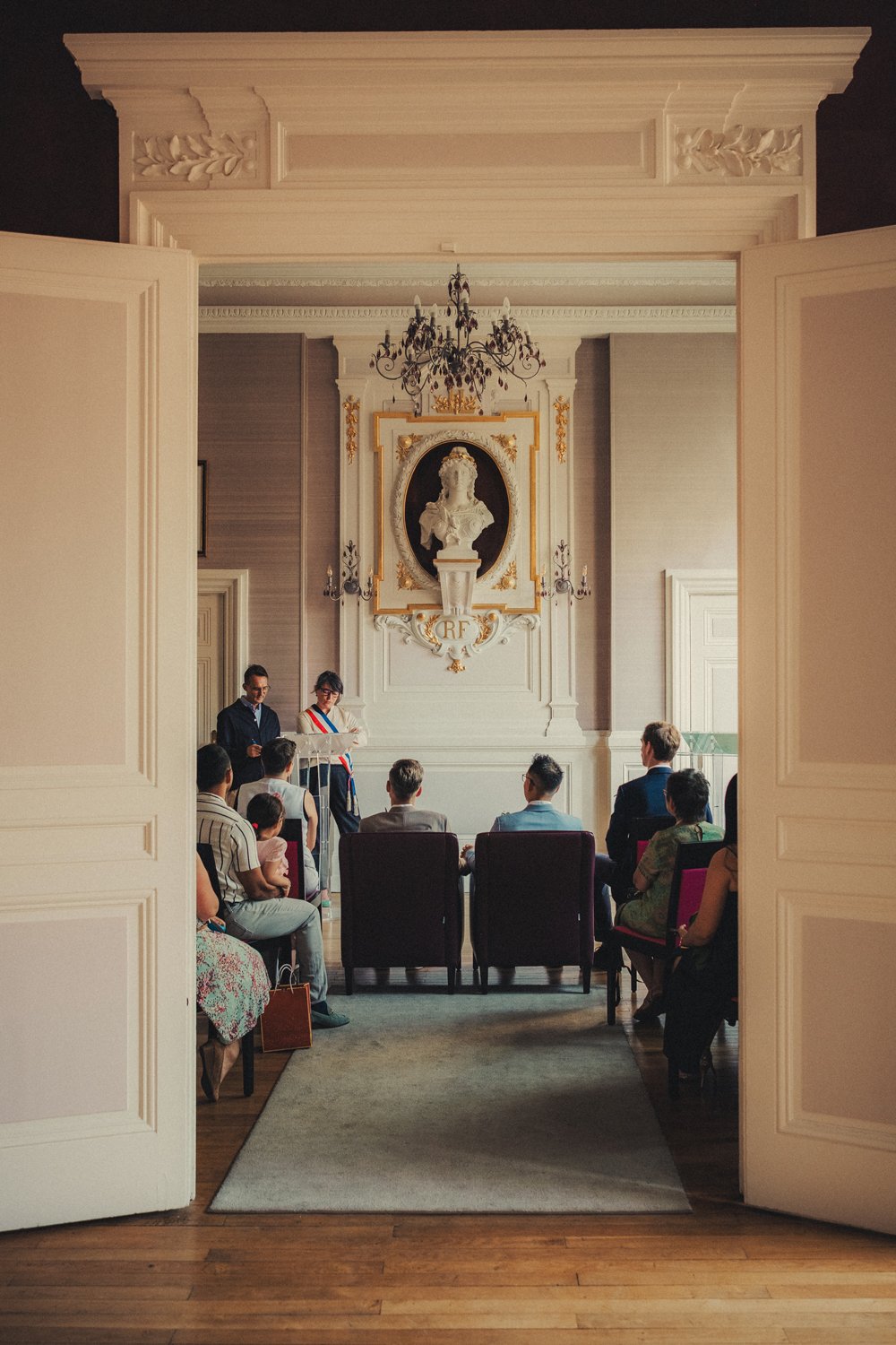 Vue d’ensemble de la cérémonie de mariage civil de deux mariés à la mairie de Lyon