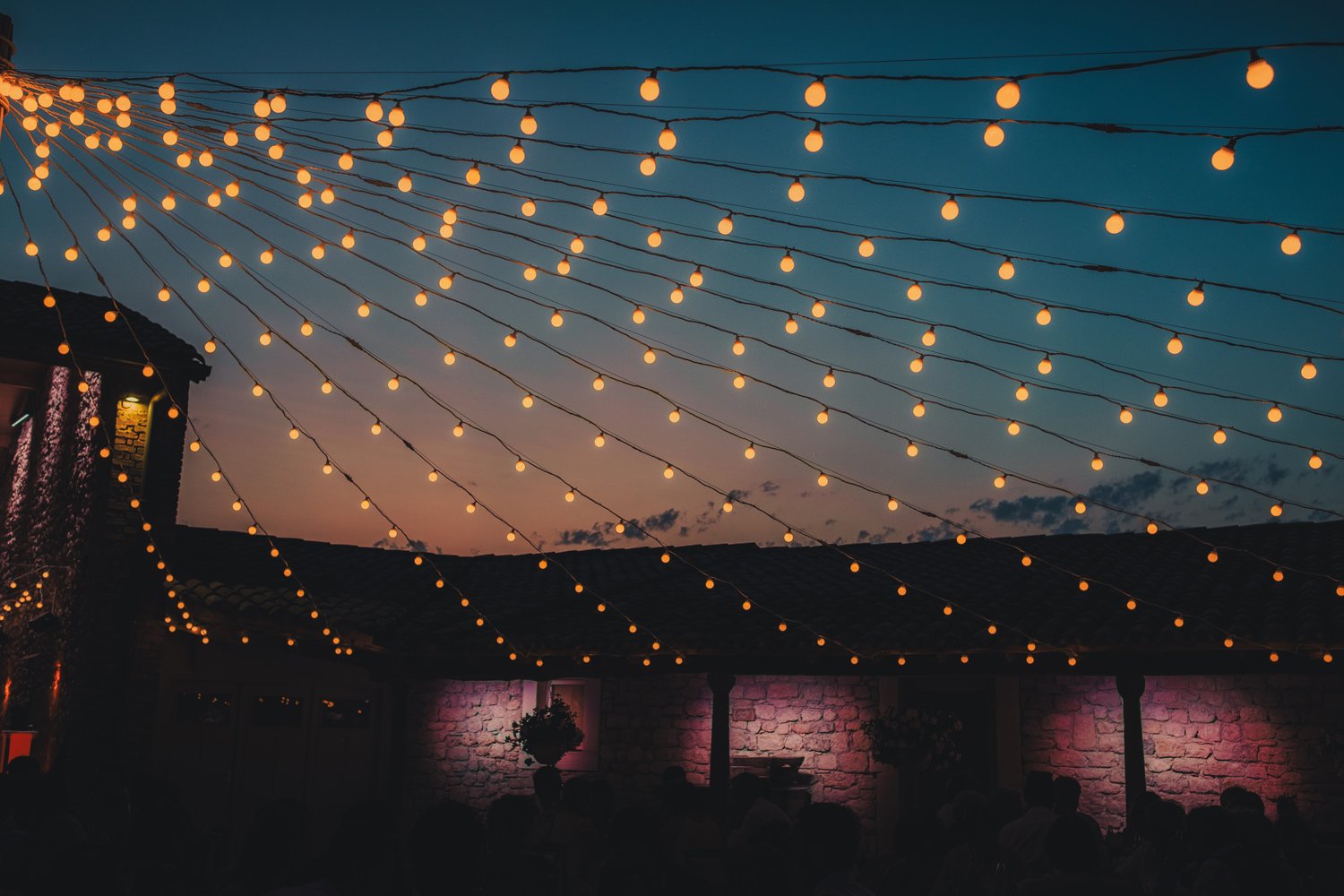 dîner de mariage sous les guirlandes lumineuses au Domaine de Sarson