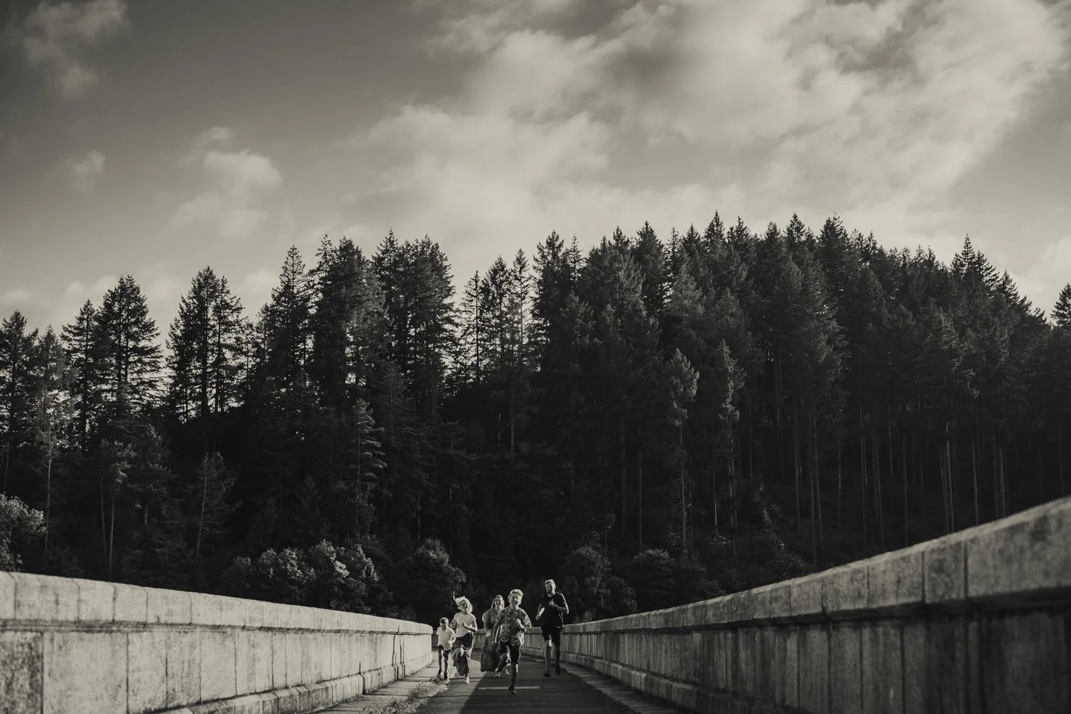 Enfants courant lors d'une séance photo famille à Roanne