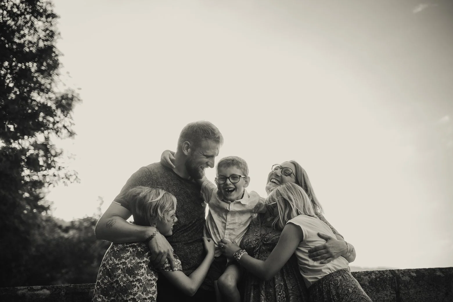 Moment spontané entre parents et enfants pendant une séance photo famille à Roanne
