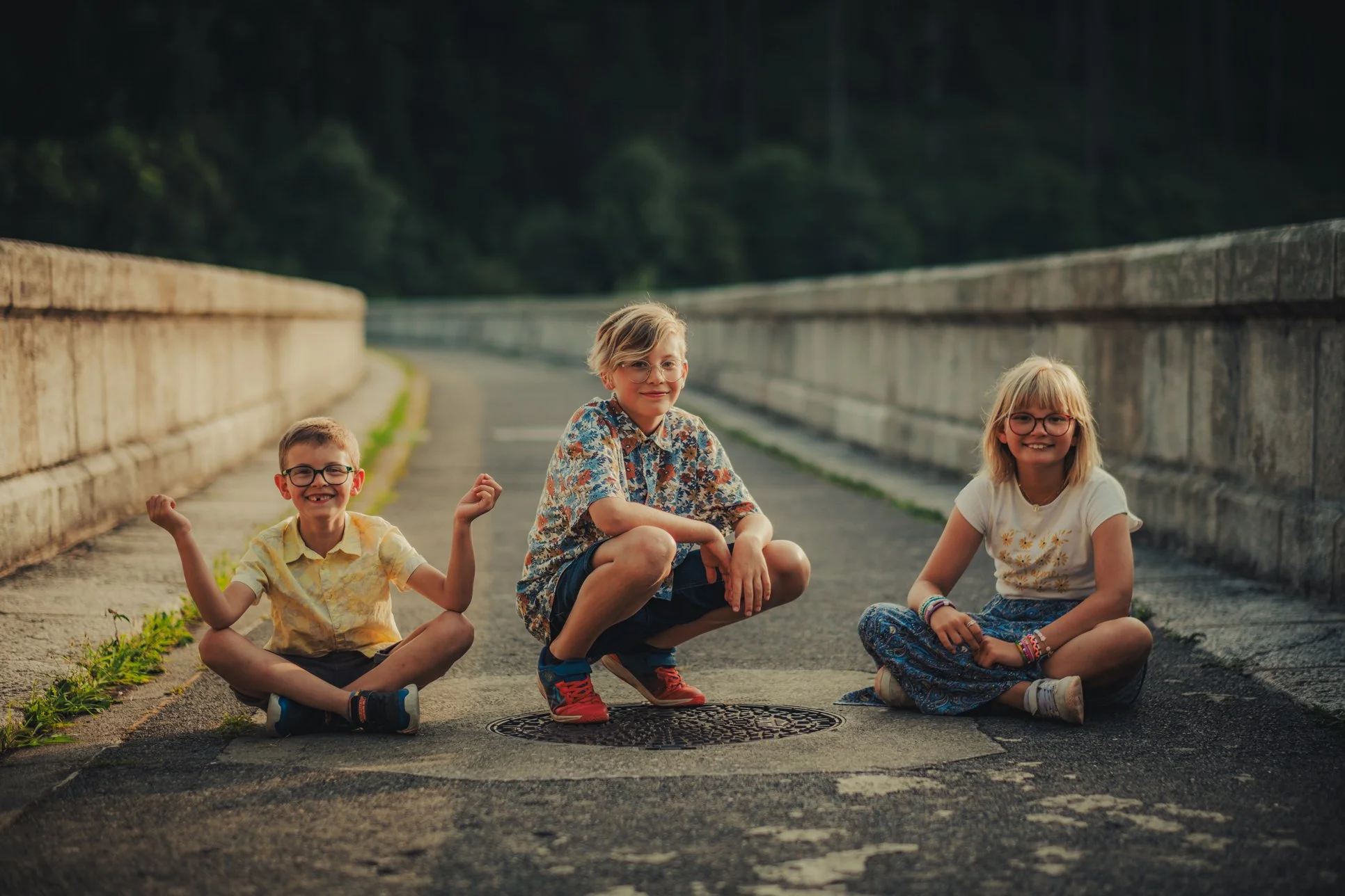 Portrait de frères et sœur riant ensemble pendant une séance photo famille à Roanne
