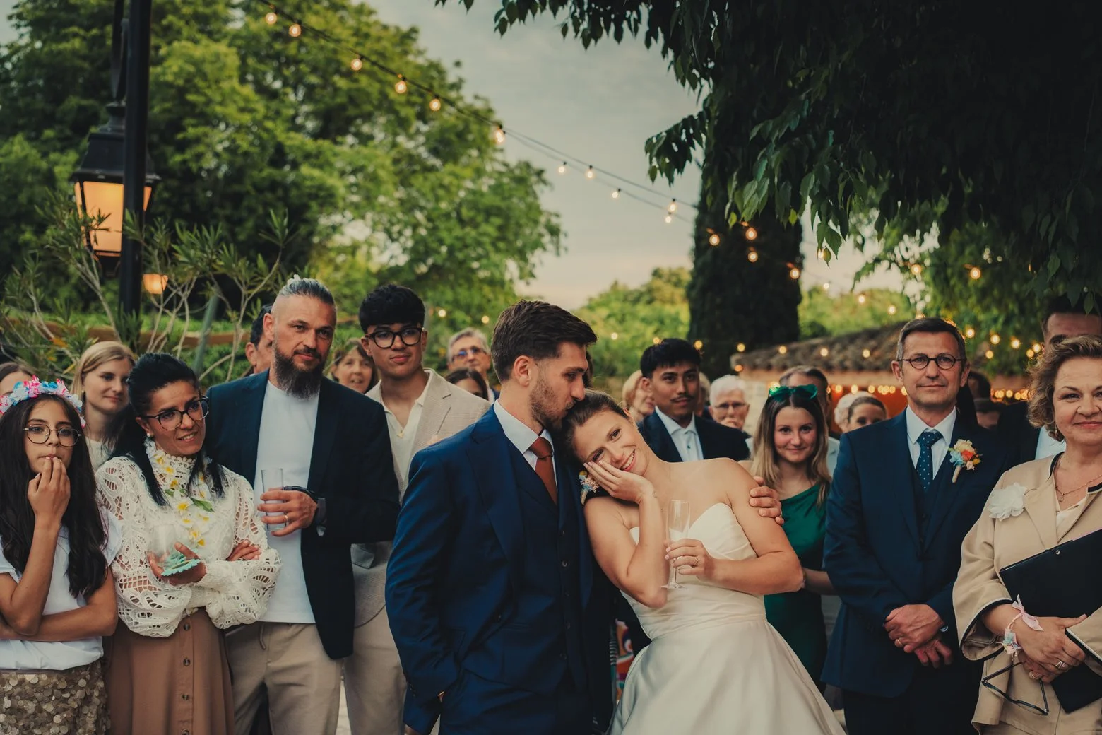 Mariés et invités écoutant un discours émouvant pendant la réception