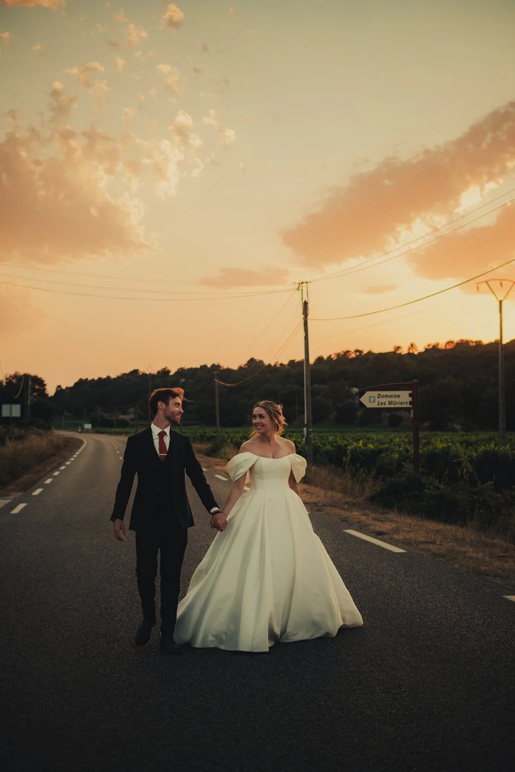 Golden hour with bride and groom at Domaine Les Mûriers