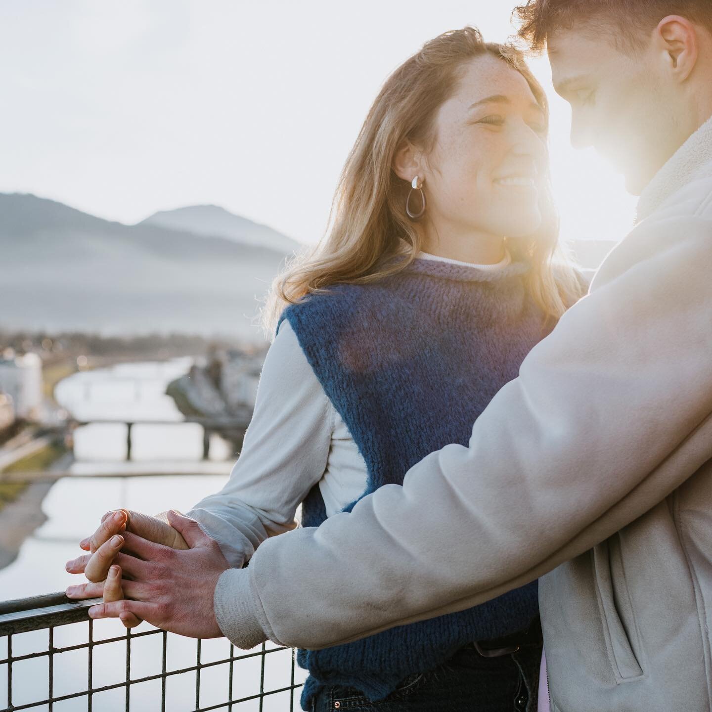 Sharing one more from this beautiful early morning shoot above the city because this light&hellip;and everything else!! 
.
#salzburg #salzburgcoupleshoot #salzburgpaarshooting #coupleshootsalzburg #paarfotografiesalzburg #lifestylefotografiesalzburg 