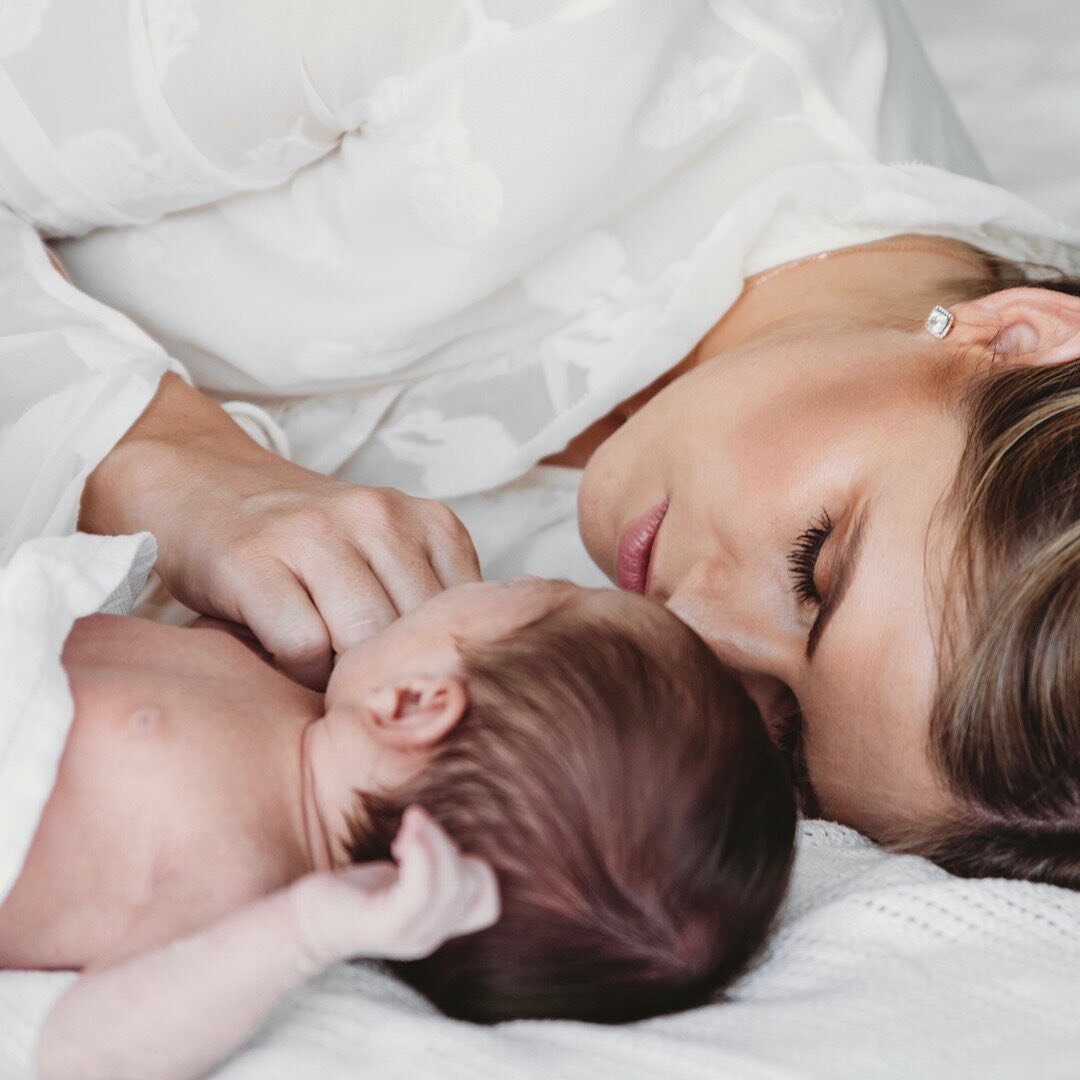 Here&rsquo;s to international women&rsquo;s day! And a beautiful reminder to capture those early moments 🤍 #iwd2023 #pregnancy #fotoshootingsalzburg #salzburgfotografie #fotografiesalzburg #newbornphotography #babyshootingsalzburg #fotossalzburg #fa