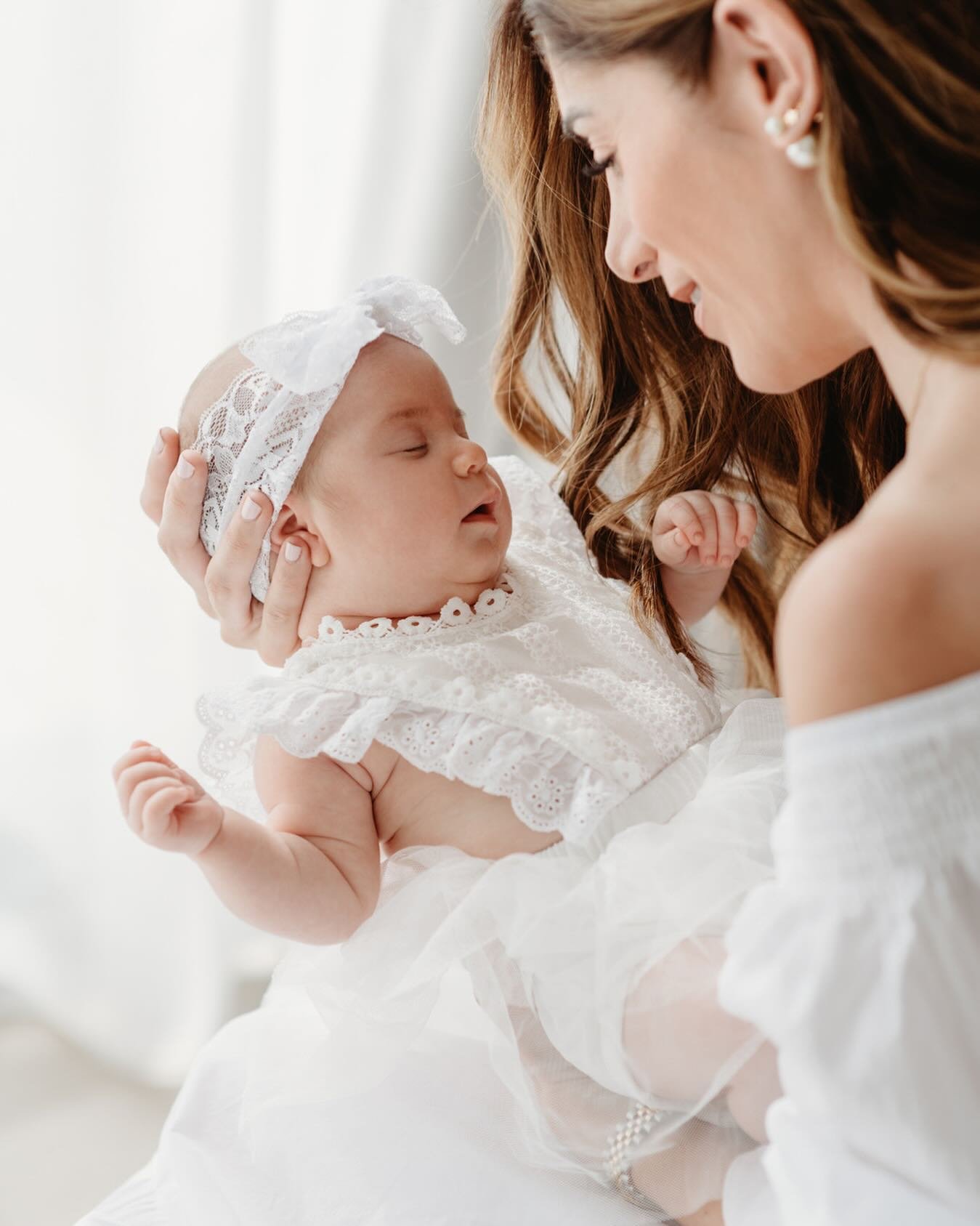 I do prefer outdoor shoots but how could I not fall for this!? Photographing these early moments is so precious and reminds me that they grow way too fast! #motherhood #motherdaughterlove #parenthood #babygirl #photographer #salzburgphotography #salz