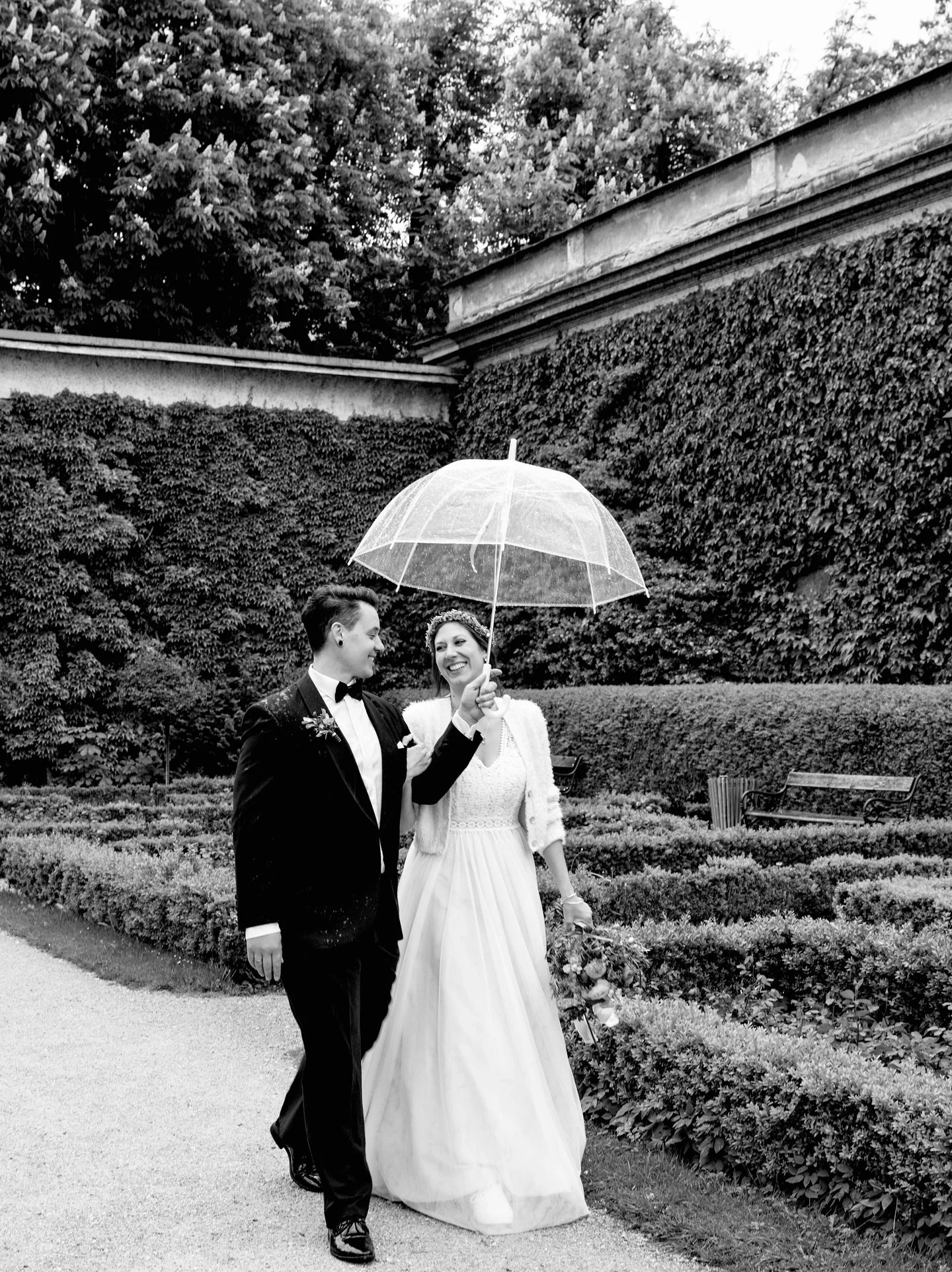Throwback to a spring wedding in Salzburg that had it all &mdash; love, laughter, and just enough rain to make it magical.
⁣
I know it&rsquo;s been a while (April, yikes) &mdash; I&rsquo;m definitely more into shooting than posting. Social media take