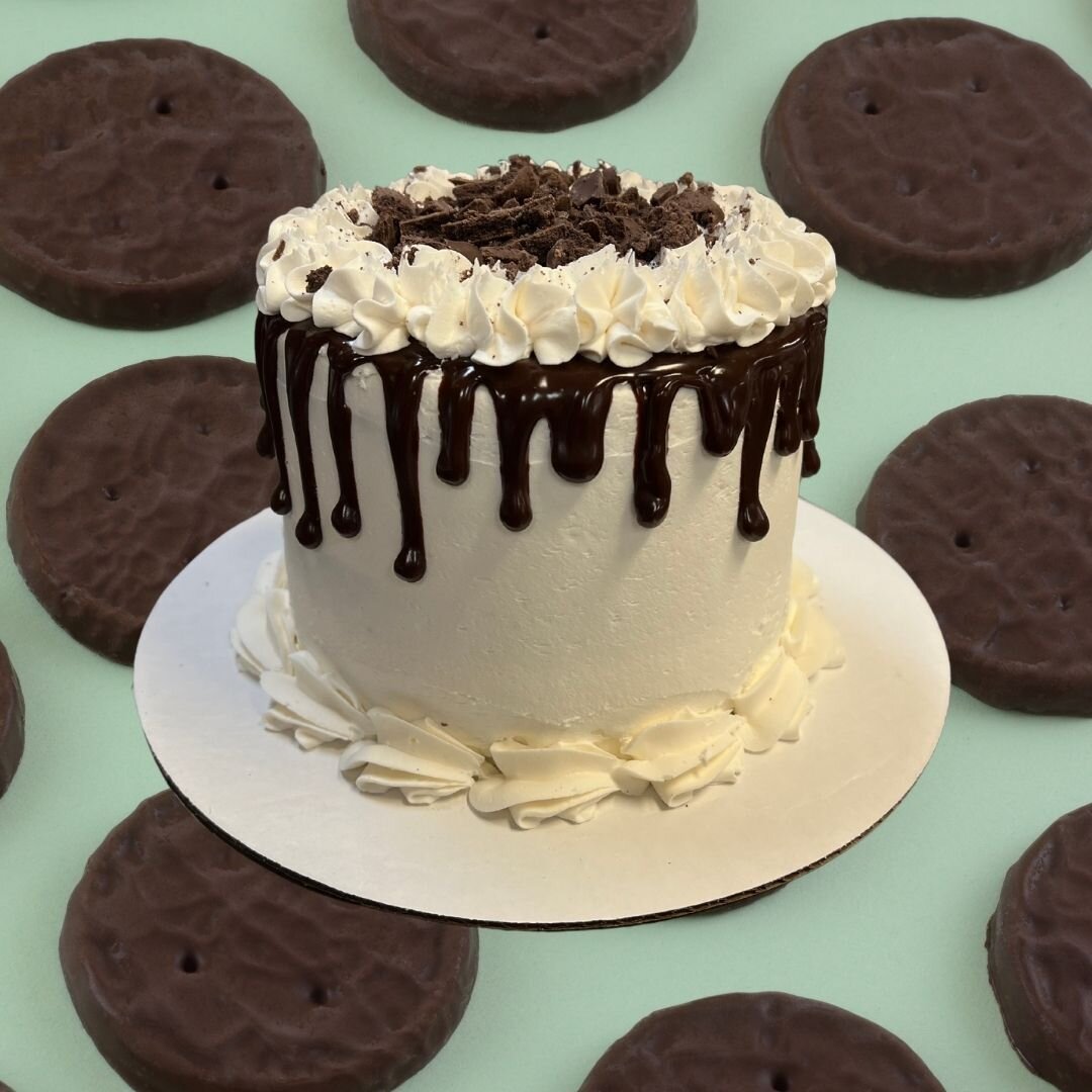 It is Girl Scout Cookie season and we couldn&rsquo;t resist! 

#thinmintcake #carolynsbakeshop