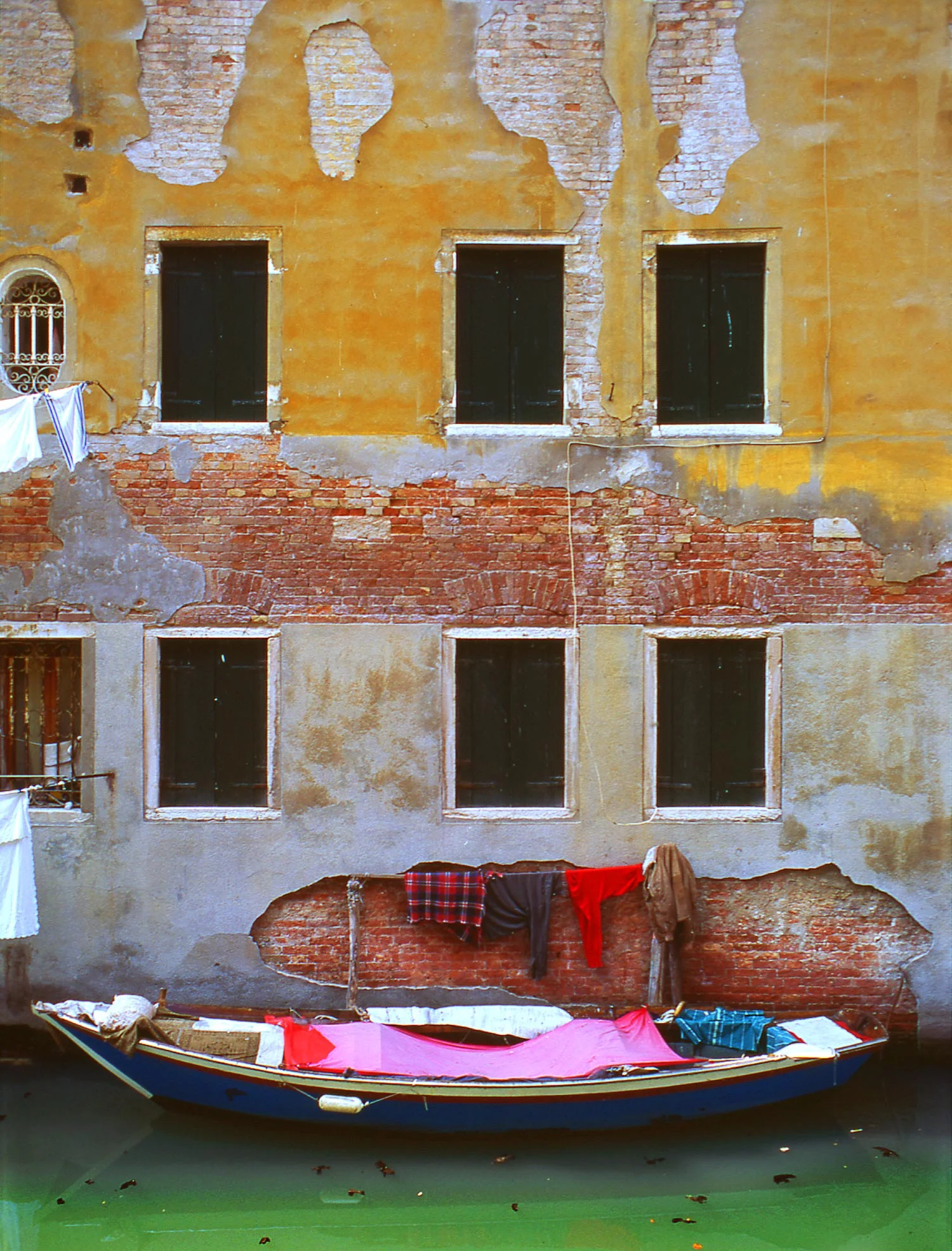 boat-and-clothes-beside-Venice-wall-sharpened.jpg