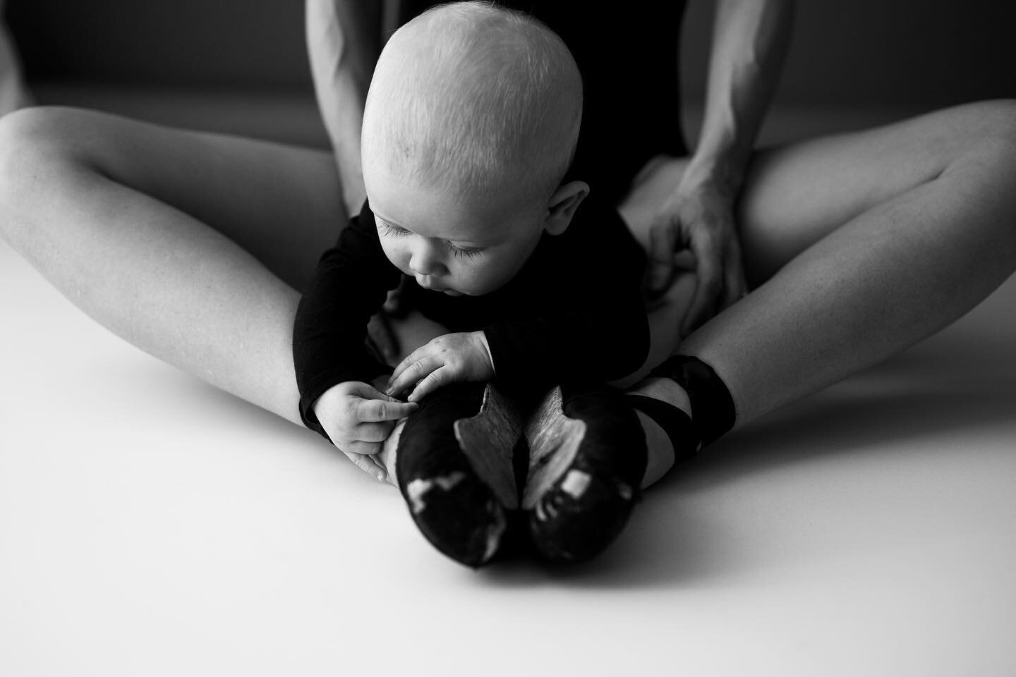 Big-baby-steps. 🤩
.
.
.
.
.
#art #blackandwhitephotography #phespa&ntilde;a #ballerinasofinstagram #fotografadefamilia #balletdancer #love #dancelife #photovogue