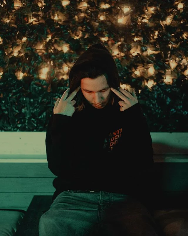 Probably thinking about Wingstop and a blunt before my set 🤑🔪 Photo: @jakebaine