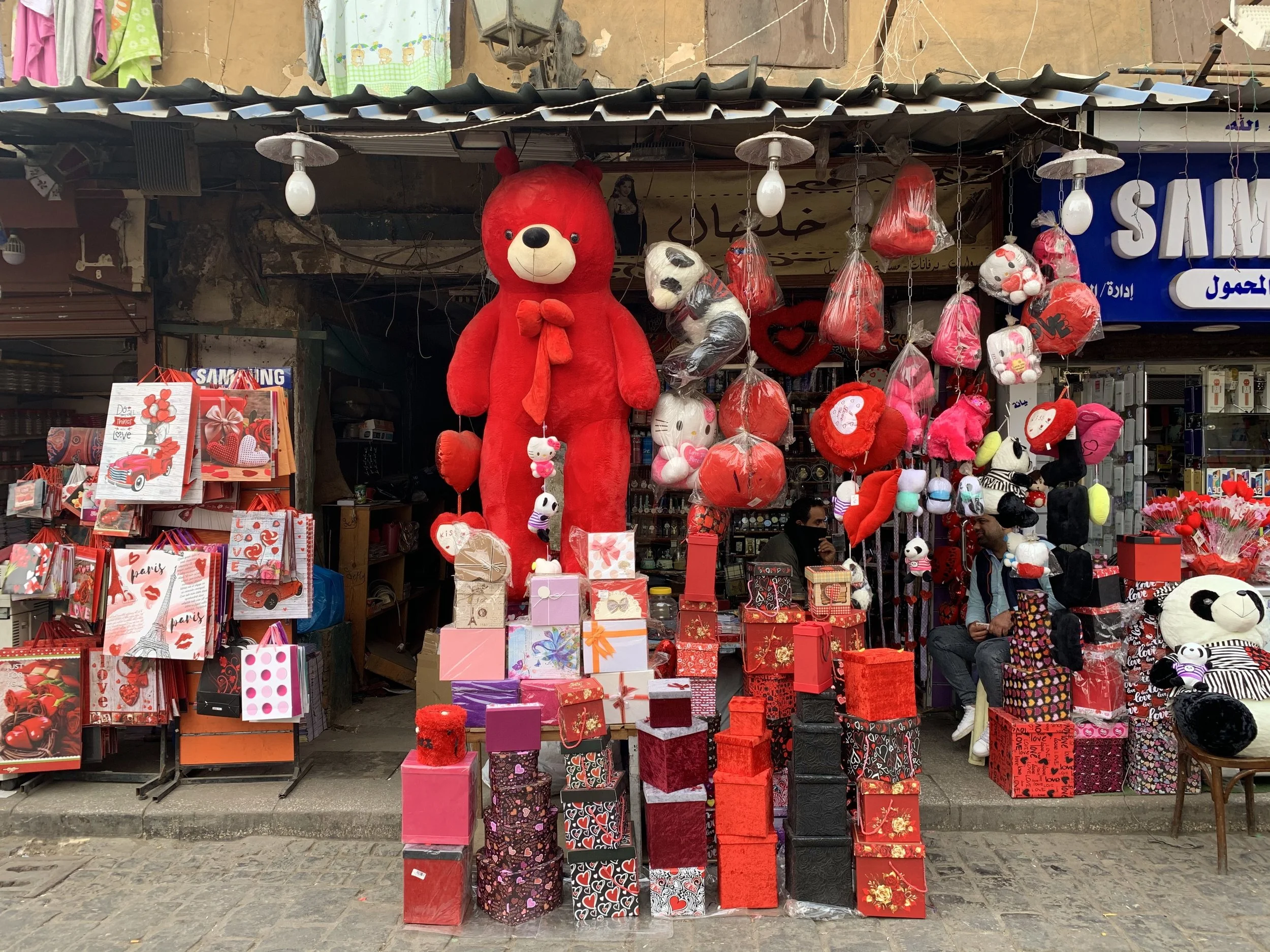 14 février : la Saint-Valentin, une fête mondialisée décriée ou célébrée, selon les pays