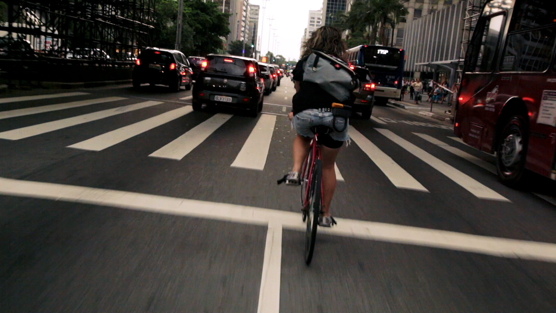 la-et-mn-bikes-vs-cars-movie-review-20151204.jpg