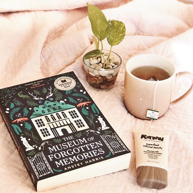 Anstey Harris&rsquo;s &lsquo;The Museum Of Forgotten Memories&rsquo; feels like the ideal wintry read to enjoy with a cup of tea and @booksontherail&rsquo;s #booksonthebed project. It&rsquo;s atmospheric and thoughtful and there&rsquo;s a sense of as