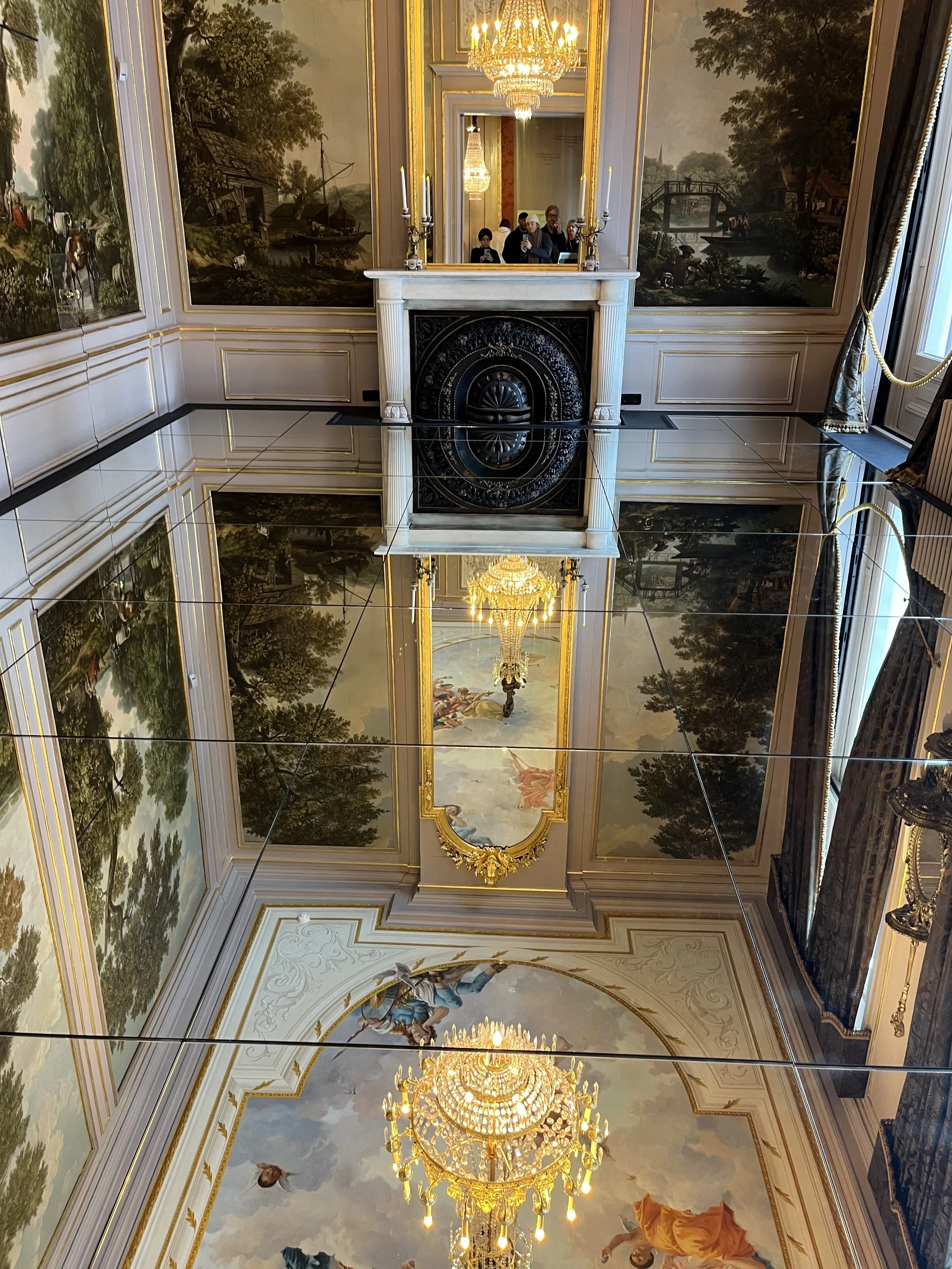 A palacial rool with a mirrored floor. Installation in Amsterdam