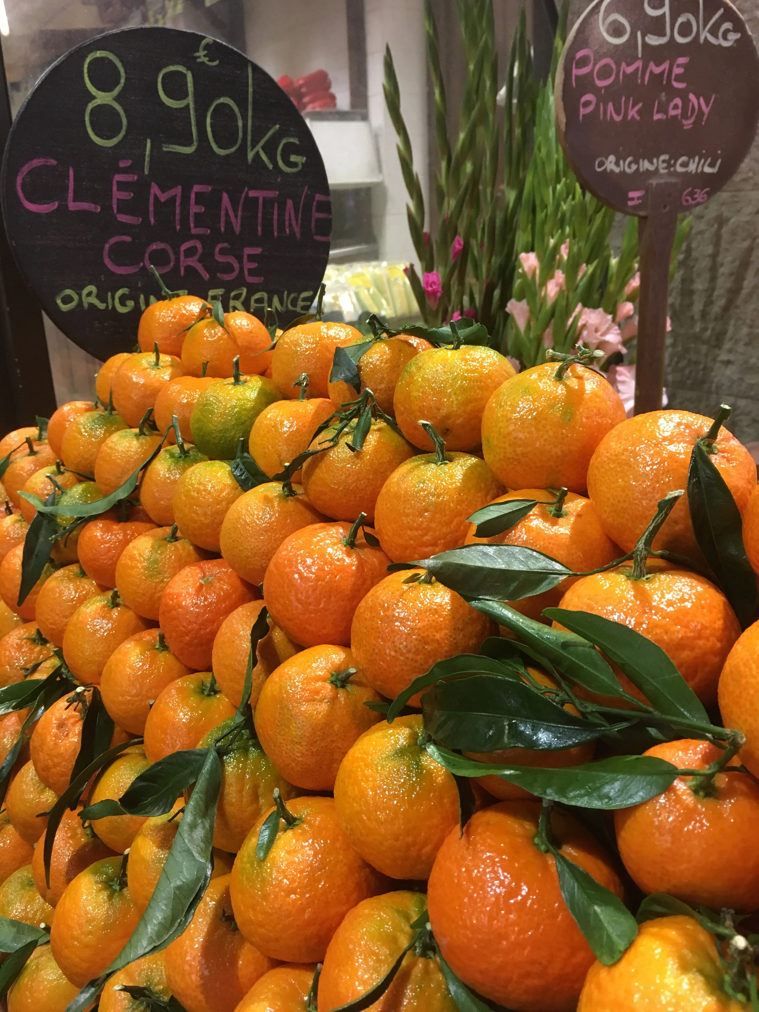 market stand with a pile of oranges